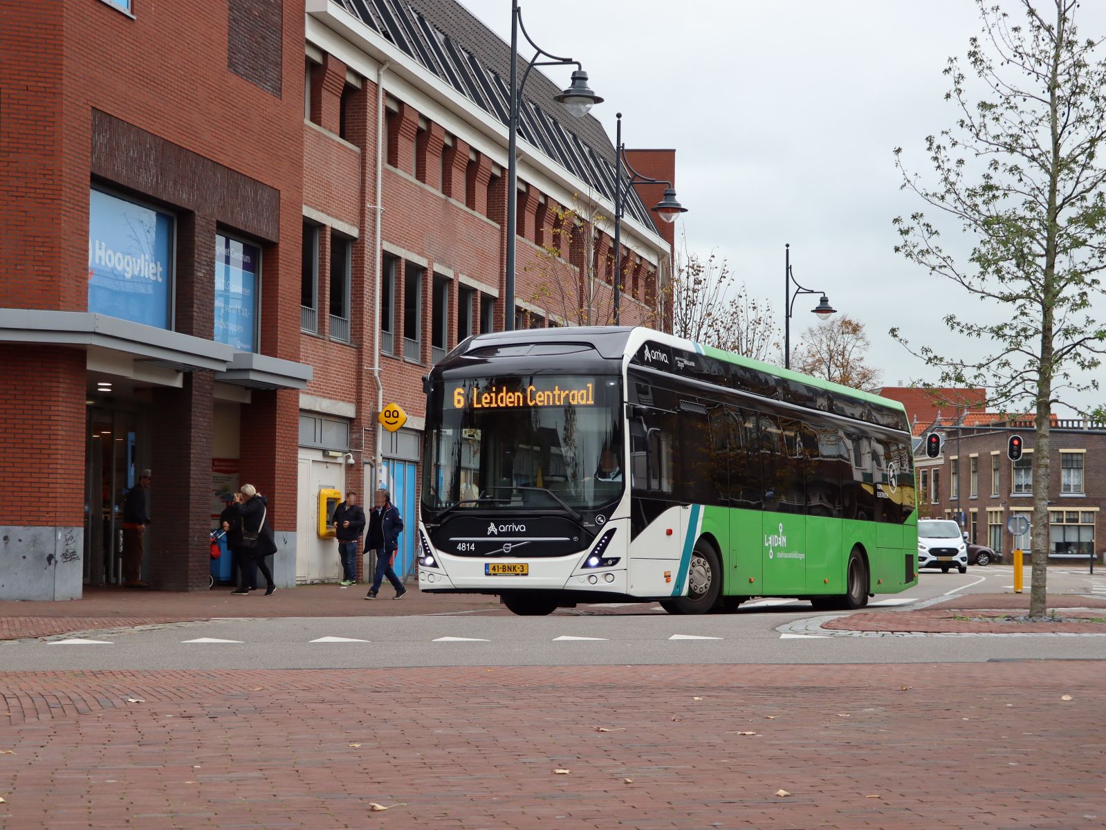 Arriva Bus 4814 Volvo 7900E Elektrobus (vollelektrisch) Baujahr 2019. Levendaal, Leiden 26-10-2022.

Arriva bus 4814 Volvo 7900E elektrische bus bouwjaar 2019. Levendaal, Leiden 26-10-2022.