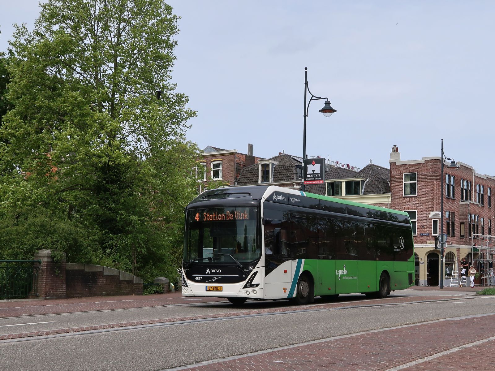 Arriva Bus 4817 Volvo 7900E Elektrobus (vollelektrisch) Baujahr 2019. Jan van Houtbrug, Leiden 30-04-2024.


Arriva bus 4817 Volvo 7900E bouwjaar 2019. Jan van Houtbrug, Leiden 30-04-2024.