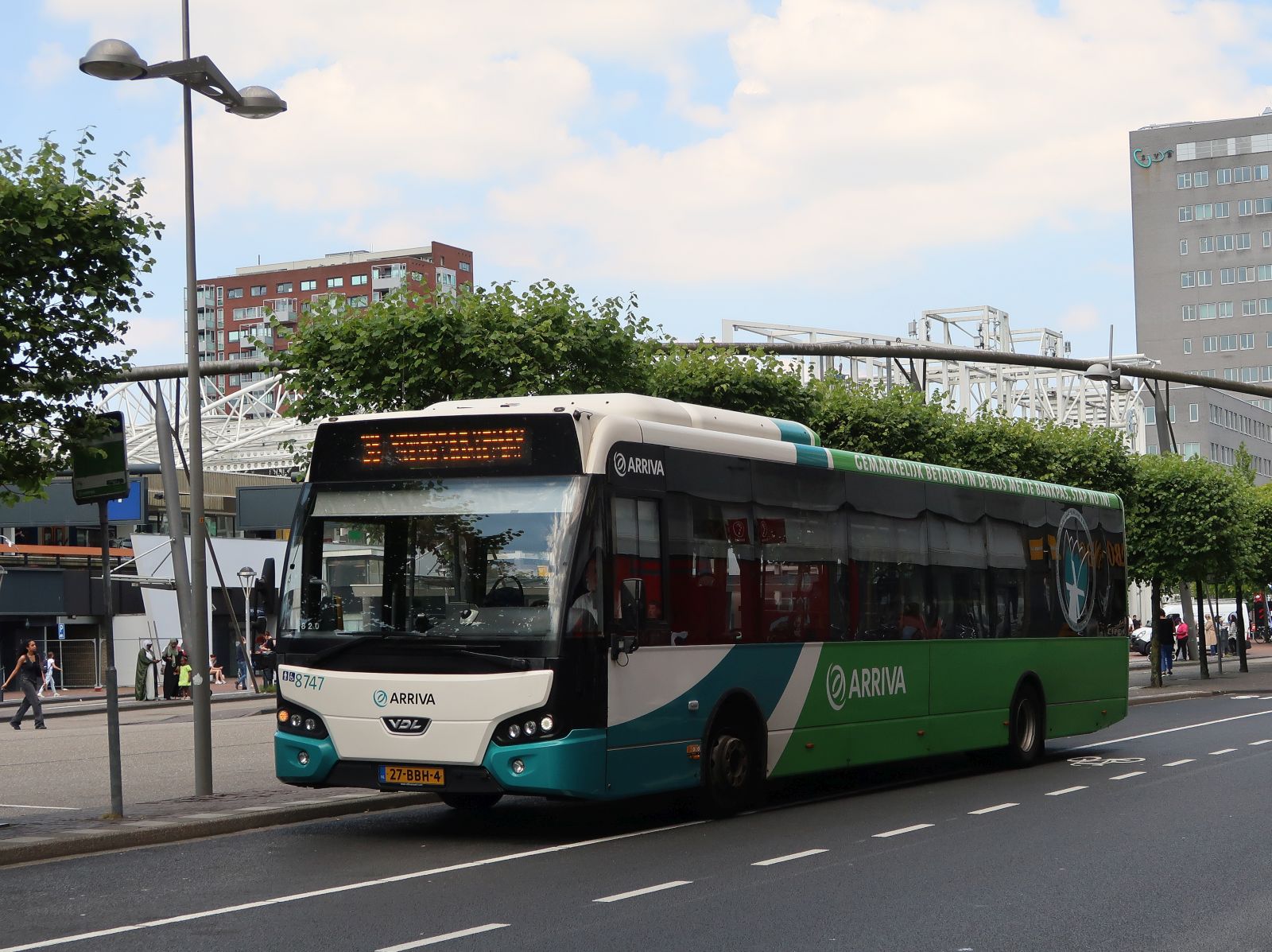 Arriva Bus 8747 DAF VDL Citea LLE120 Baujahr 2012. Stationsplein, Leiden 25-06-2024.

Arriva bus 8747 DAF VDL Citea LLE120 bouwjaar 2012. Stationsplein, Leiden 25-06-2024.