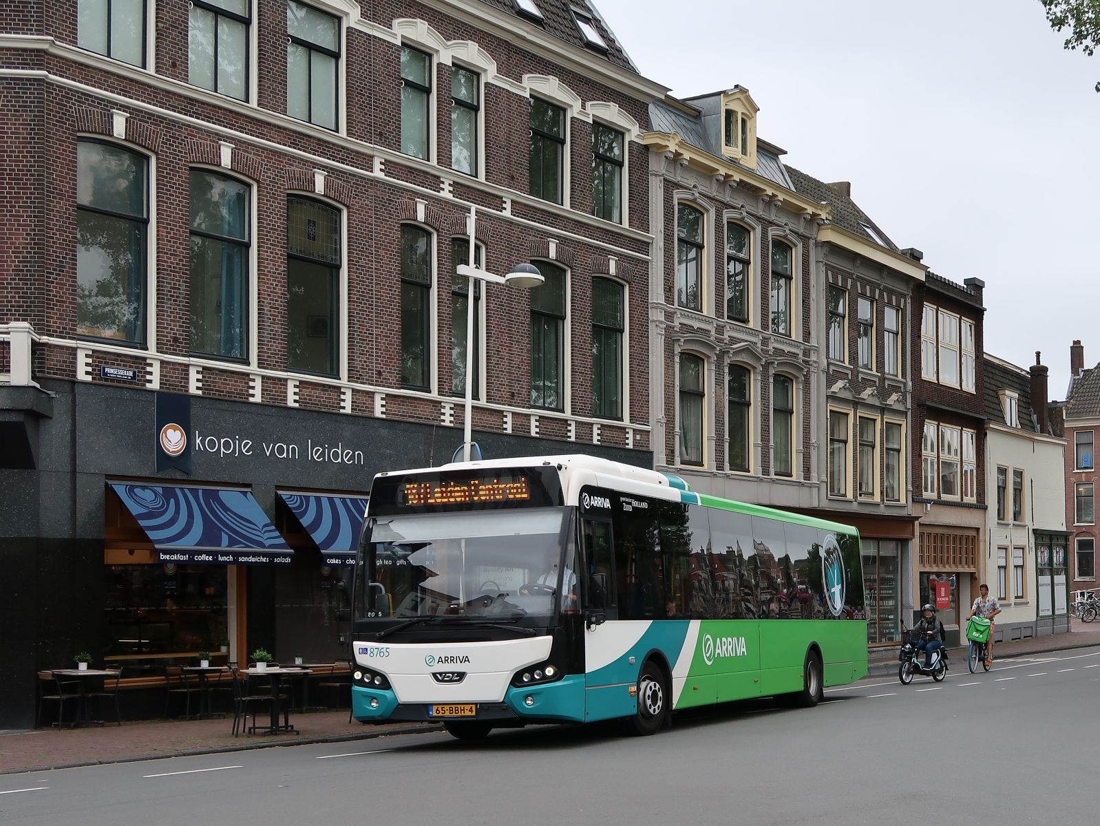 Arriva Bus 8765 DAF VDL Citea LLE120 Baujahr 2012. Prinsessekade, Leiden 28-07-2023.

Arriva bus 8765 DAF VDL Citea LLE120 bouwjaar 2012. Prinsessekade, Leiden 28-07-2023.