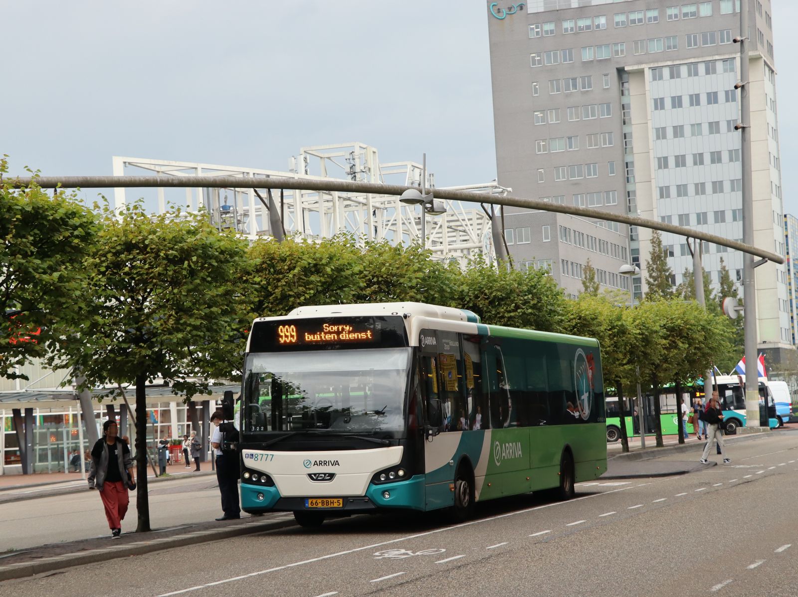 Arriva Bus 8777 DAF VDL Citea LLE120 Baujahr 2012. Stationsplein, Leiden 24-08-2023.

Arriva Bus 8777 DAF VDL Citea LLE120 bouwjaar 2012. Stationsplein, Leiden 24-08-2023.