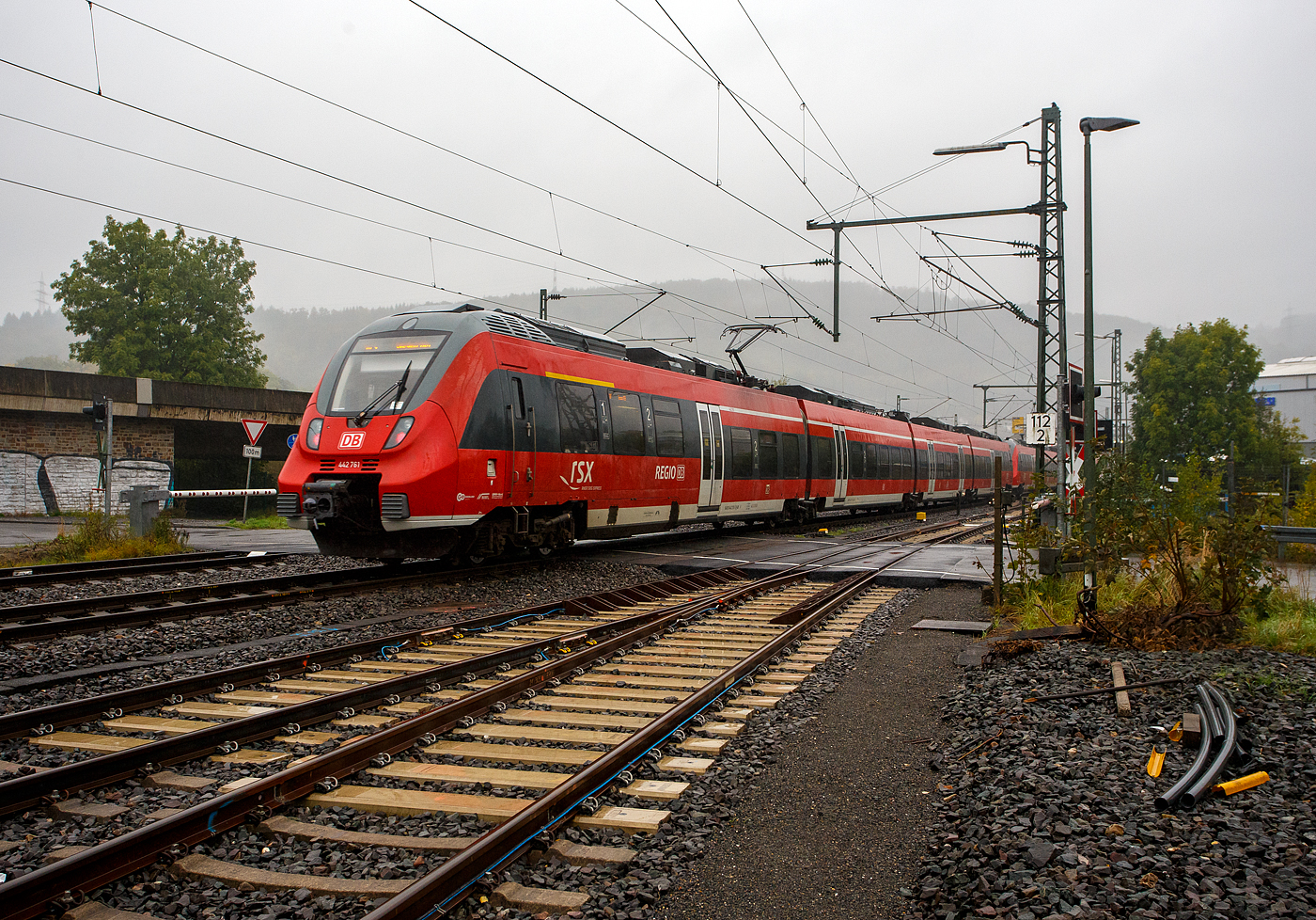 Auch bei Regen fahren Züge, so ging ich auch nochmal an die Strecke. Zwei gekuppelte Bombardier Talent 2 (der fünfteilige 442 302 / 442 802 und vierteilige 442 261 / 442 761) der DB Regio NRW fahren am 06 Oktober 2025, als RE 9 - Rhein Sieg Express (RSX) „Aachen - Köln – Siegen“ durch Niederschelderhütte/Niederschelden in Richtung Siegen.