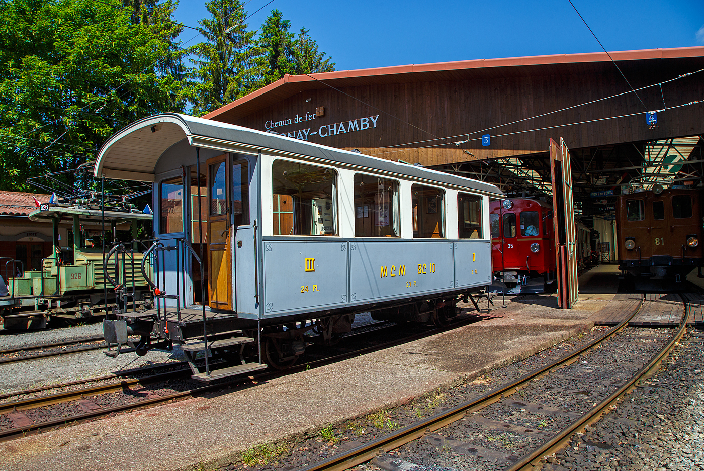 Auch ein Wagen der meterspurigen ehemaligen Monthey–Champéry–Morgins-Bahn, später Aigle-Ollon-Monthey-Champéry-Bahn (AOMC), seit 1999 (wie auch die AL, ASD und BVB) zur der heutigen Transports Publics du Chablais (TPC).

Der zweiachsige  2./3. Klasse Großraumwagen MCM  BC² 10 am 27.05.2023 im Museumsareal in Chaulin der Museumsbahn Blonay–Chamby.

Der Wagen wurde 1908, zur Betriebseröffnung der meterspurigen Monthey-Champéry-Morgins-Bahn (MCM), von der Schweizerischen Industrie-Gesellschaft (SIG) in Neuhausen am Rheinfall gebaut. Anlässlich der 100-Jahres-Feier der Aigle–Ollon–Monthey–Champéry-Bahn im Jahre 2008 kehrte er (als kurzer Gast) auf seine Stammstrecke zurück und wurde bei den Transports Publics du Chablais (TPC) in En Châlex zusammen mit dem elektrischen Personentriebwagen mit Gepäckabteil für den gemischten Zahnrad- und Adhäsionsbetrieb BCFeh 4/4 6 aufgearbeitet. 

TECHNISCHE DATEN:
Hersteller: SIG, Neuhausen
Baujahr: 1908
Spurweite: 1.000 mm
Anzahl der Achsen: 2
Länge über Puffer : 8.700 mm
Länge Wagenkasten: 7.800 mm (mit Plattformen)
Breite: 2.400 mm
Achsabstand: 4.500 mm
Eigengewicht: 6,4 t
Sitzplätze: 6 (2. Klasse) und 24 (3. Klasse)