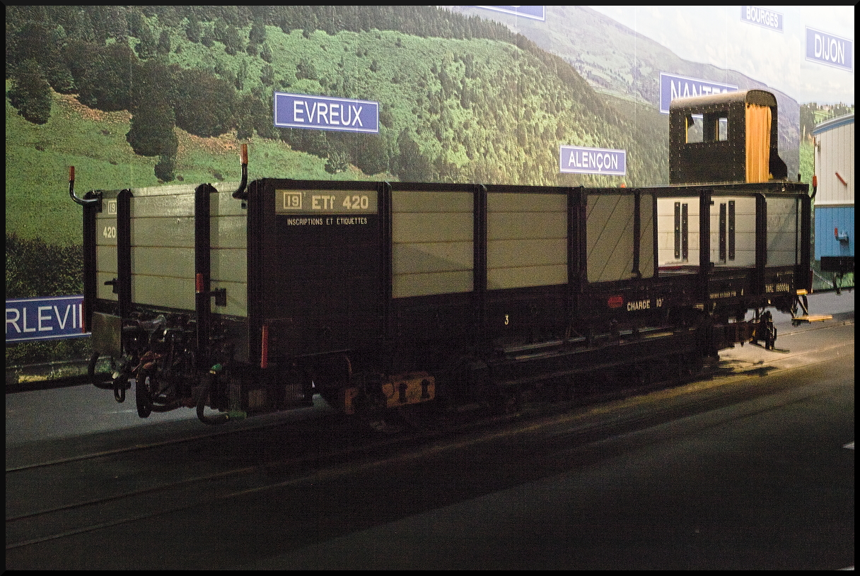 Auch wenn der Wagen sehr im Dunklen stand, versuchte ich ihn zu fotografieren. Das misslang leider und auch die Nachbearbeitung brachte nichts mehr hervor obwohl der Güterwagen mit Häuschen sehr interessant ist. Bei dem ETr 420 handelt es sich um einen selbstfahrenden Kippwagen, der im Jahr 1902 gebaut wurde. Von wem der Wagen eingesetzt wurde ist unbekannt.
.
Auch wenn das Bild miserabel ist, will ich es zeigen. Solche Wagen sieht man aus der Zeit kaum noch. Versucht zu fotografieren im Eisenbahnmuseum Cite du Train Mulhouse am 10.11.2023.