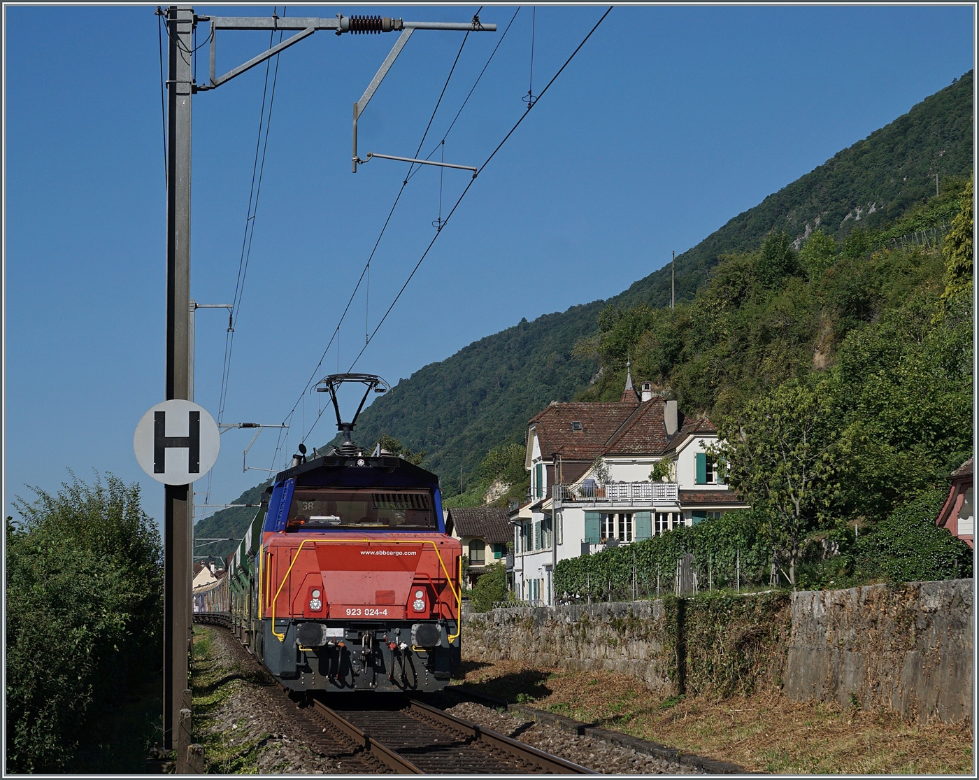 Auf dem letzten verblieben (kurzen) Einspurabschnitt zwischen Ligerz und Twann der Strecke 210 (Lausanne - Biel/Bienne) ist die SBB  Eem 923 024-4 (Hybridlok BUTLER) mit einem Güterzug auf dem Weg in Richtung Biel Bienne. 

Das auf die auf die Haltestelle hinweissende  H  signalisiert, wo es nichts mehr zu signalisieren gibt - der Bahnhof Ligerz (also die Halteselle) ist bereits geschlossen.  

11. Juli 2025