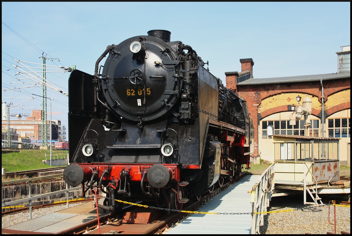 Auf der Drehscheibe von Haus 4 zeigte sich DR 62 015 den Besuchern, die von der Dampflok während des 17. Dresdner Dampfloktreffens 2025 gerne ein Bild machten. Mit dem Häuschen und den Wasserkränen im Hintergrund entstand am 12.04.2025 ein ansehnliches Bild.<br>
<br>
Die Lok wurde von Henschel im Jahr 1928 gebaut und im gleichen Jahr als 62 015 an die Deutsche Reichsbahn-Gesellschaft (DRG) ausgeliefert. 1970 erfolgte eine Umzeichnung in 62 1015-7 von der DR der DDR. Kaum zwei Jahre später erfolgte die Abstellung und wohl auch die Ausmusterung. Die Dampflok kam in den 1970er Jahren zum Verkehrsmuseum Dresden, Außenstelle Museum Bahnbetriebswerk Dresden-Altstadt (VMD). Im Jahr 1999 erhielt die IG Bw Dresden-Altstadt e.V. die Dampflok als Leihgabe, wo sie wieder ihre ursprüngliche Nummer erhielt.