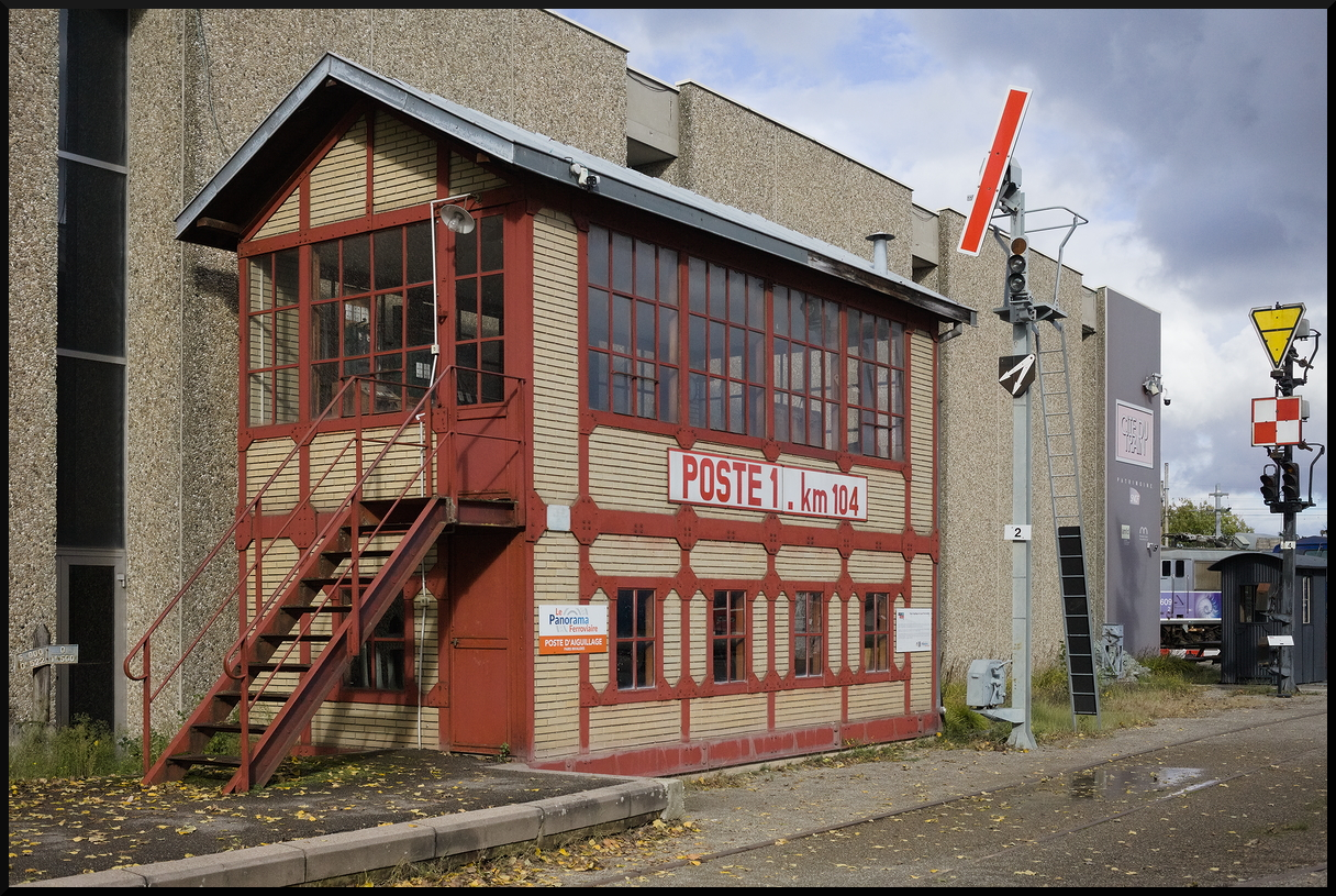 Auf der Panorama-Tour kann man auch dieses alte Stellwerk/Signalbox entdecken. Solche Posten gab es überall in Frankreich in dieser Form.  Poste 1 bei km 104  wurde im Eisenbahnmuseum Cite du Train  wieder aufgebaut und am 10.11.2023 fotografiert.