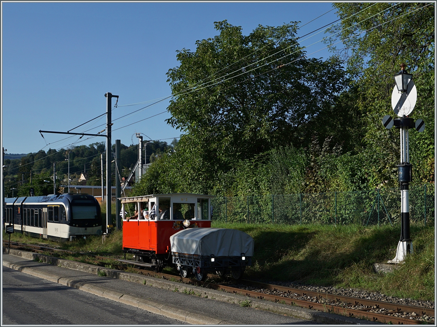 Autour de la voie ferrée / Rund um die eiserne Bahn (Herbstevent 2024) - Der kleine RB (Réseau Breton) Dm 2/2 N° 3 der Blonay-Chamby Bahn verlässt gut besetzt den Bahnhof von Blonay. Der Dm 2/2 N° 3  Le Biniou  wirkt einmal mehr erstaunlich klein; somit dürfte der (inoffizielle) Titel  Weltrekord - Kleinster/kürzester Reisezug der Welt  nicht ganz falsch sein... 

7. Sept. 2024