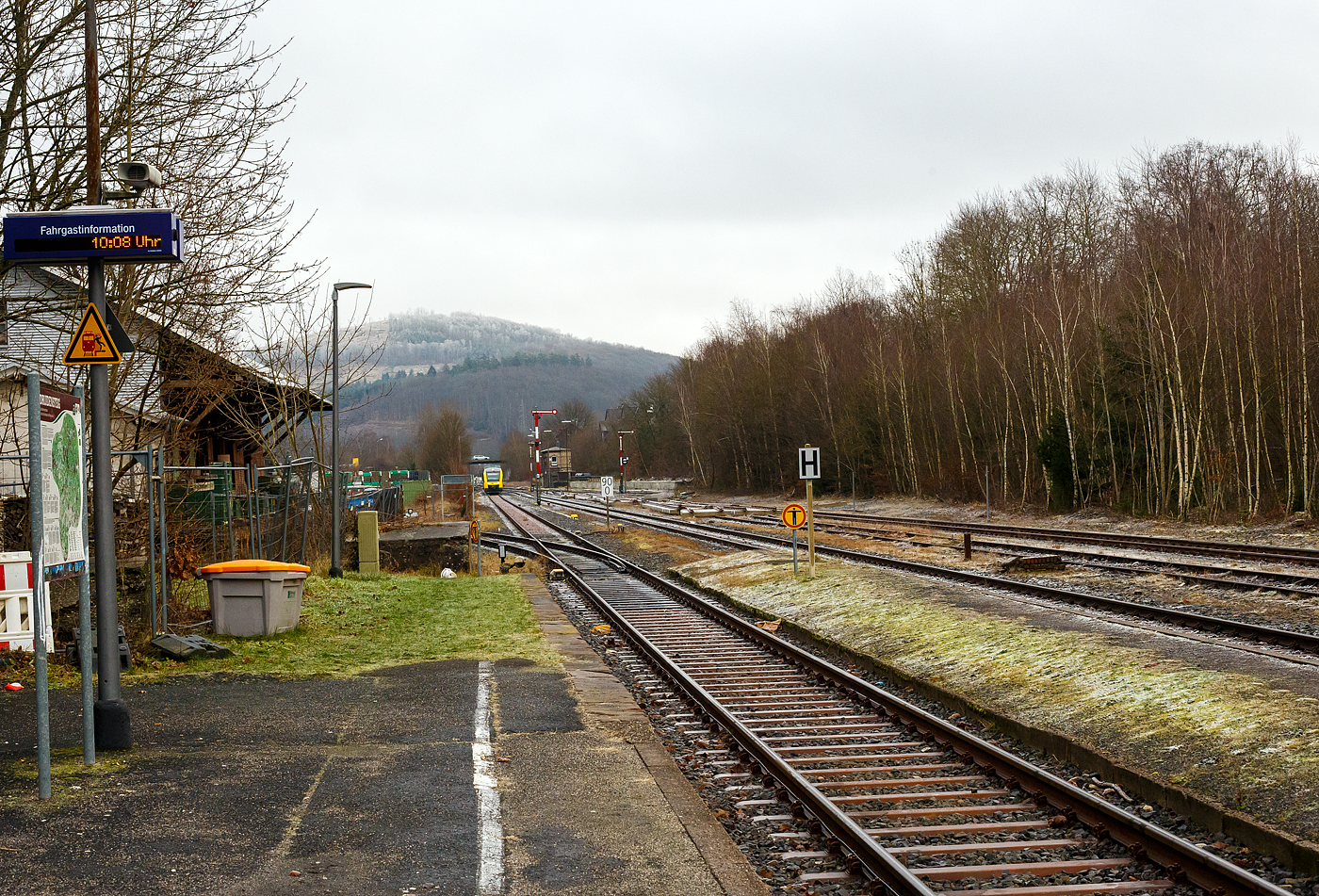 Bahnhof Herdorf in östlicher Blickrichtung (Richtung Neunkirchen) am Vormitttag des 30 Dezember 2024. Hinten das Weichenwärter-Stellwerk Herdorf Ost (H0). 

Hinten kommt auch der VT 260 (95 80 0648 160-9 D-HEB / 95 80 0648 660-8 D-HEB), ein Alstom Coradia LINT 41 der HLB (Hessische Landesbahn) und erreicht bald den Bahnhof. 