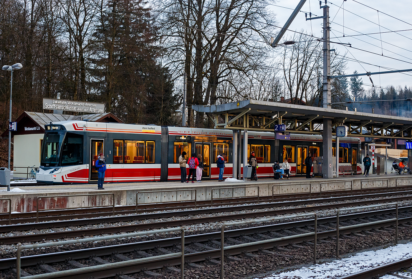 Bahnhof Vöcklamarkt am späten Nachmittag des 14 Januar 2025 (16:30 Uhr), hinten am schmalspurigen Nebengleis steht der fünfteilige Meterspur-Straßenbahn-Triebwagen StH ET 126  Vöcklamarkt , ein fünfteiliger STADLER (ex Vossloh) Zweirichtungs-Multigelenk-Stadtbahnwagen in Niederflur-Bauweise vom Typ Tramlink V3 der neuesten Generation (Tramlink 2.0), der Stern & Hafferl Verkehrsgesellschaft m.b.H., als Linie 180 (R 8328) zur Abfahrt nach Attersee am Attersee bereit. Kurz zuvor hatte er uns hier an Vöcklamarkt heraufgebracht. Die Atterseebahn ist gut mit den Zügen der ÖBB getaktet. 

Der ET 126 wurde 2016 noch von Vossloh Kiepe im spanischen Werk in Valencia gebaut, später produzierte Triebwagen wurden dann nach der Übernahme durch STADLER von Stadler Rail Valencia gebaut und geliefert