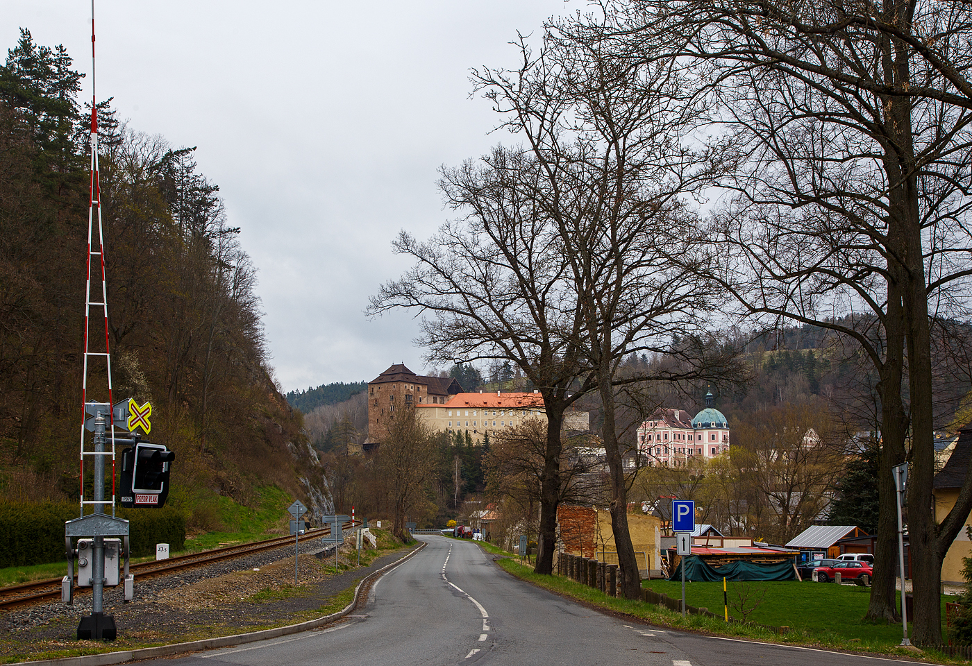 Bečov nad Teplou (Petschau) am 20.04.2023: Blick auf die Bahnstrecke Mariánské Lázně–Karlovy Vary (Marienbad–Karlsbad) – SŽDC 149, hier beim Bahnhof in Richtung Karlsbad gesehen. Hinten das historischen Zentrum des kleinen schönen Ortes mit der Burg und dem Schloss Bečov.