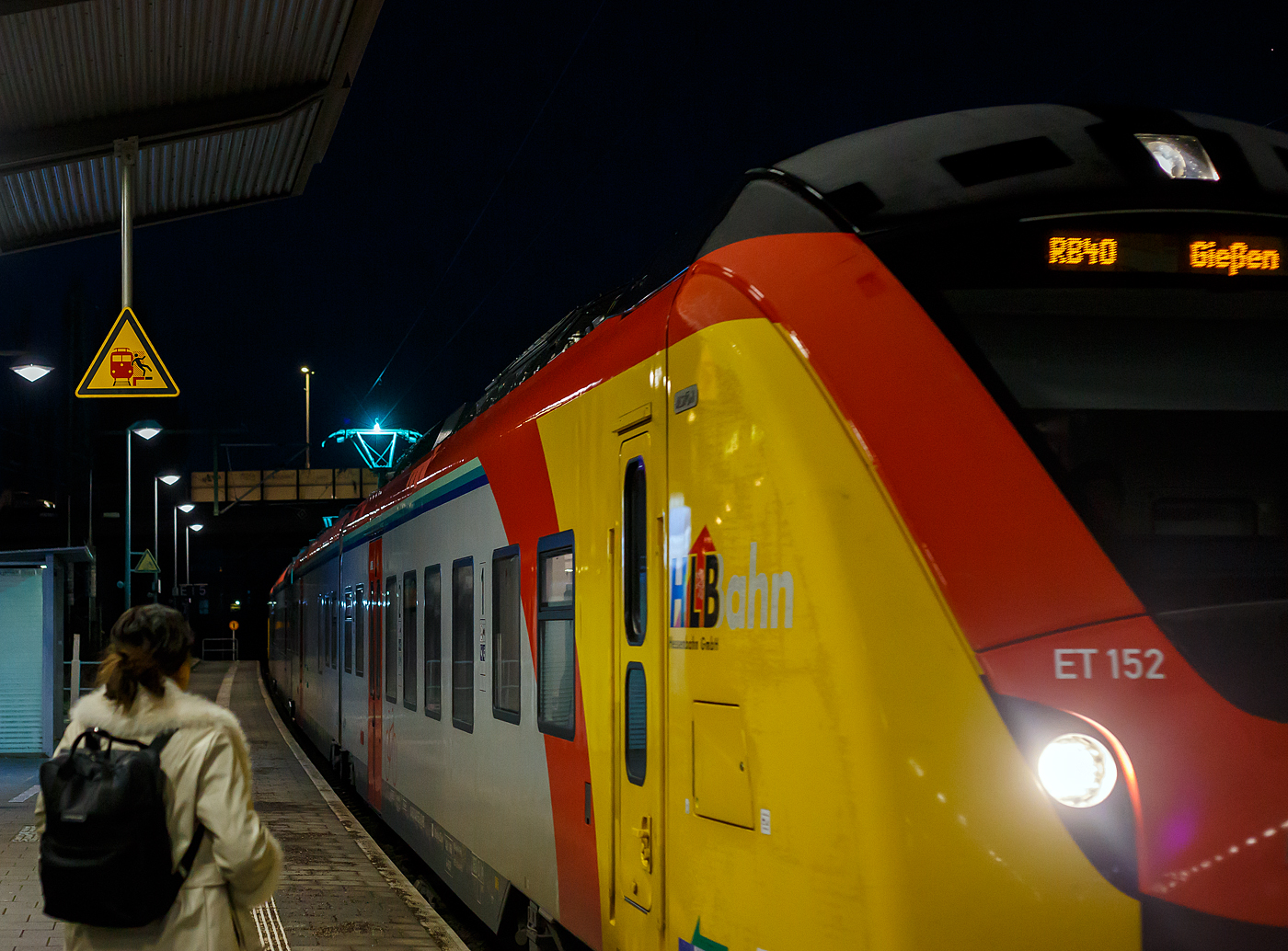 Bedingt durch die frostigen Temperaturen (ca. -10°) erreicht der HLB ET 152, ein vierteiliger Niederflur-Elektrotriebwagen (BR 1440 -  Grinsekatzen ) vom Typ Alstom Coradia Continental der HLB (Hessische Landesbahn), am 13 Januar 2025 als RB 40  Mittelhessen-Express  von Dillenburg nach Gießen den Bahnhof Wetzlar. 

Da hat die DB AG wohl einen Fahrdienstleiter eine halbe Stunde früher aus dem Bett bekommen und wir konnten unsere Fahrt um 7 Uhr 36 fortsetzen. Bis 8 Uhr sollte die Strecke unterbrochen sein, da das Stellwerk Dutenhofen bis dahin wegen Personalausfall nicht besetzt war.
