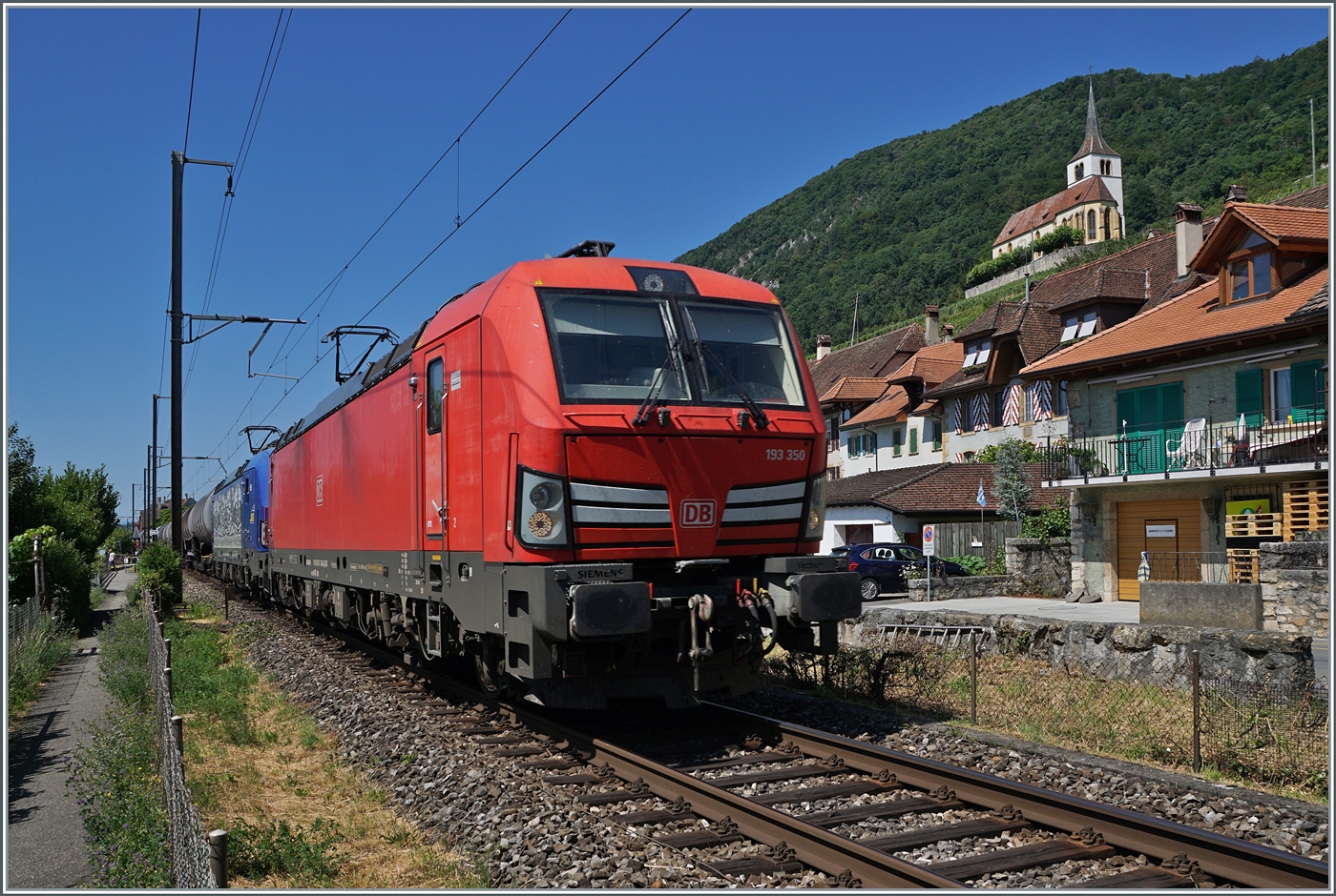 Bei Ligerz ist die DB 193 350 mit einer WRS 475 gemeinsam mit einem Kesselwagenganzzug  unterwegs,. 

11. Juli 2025