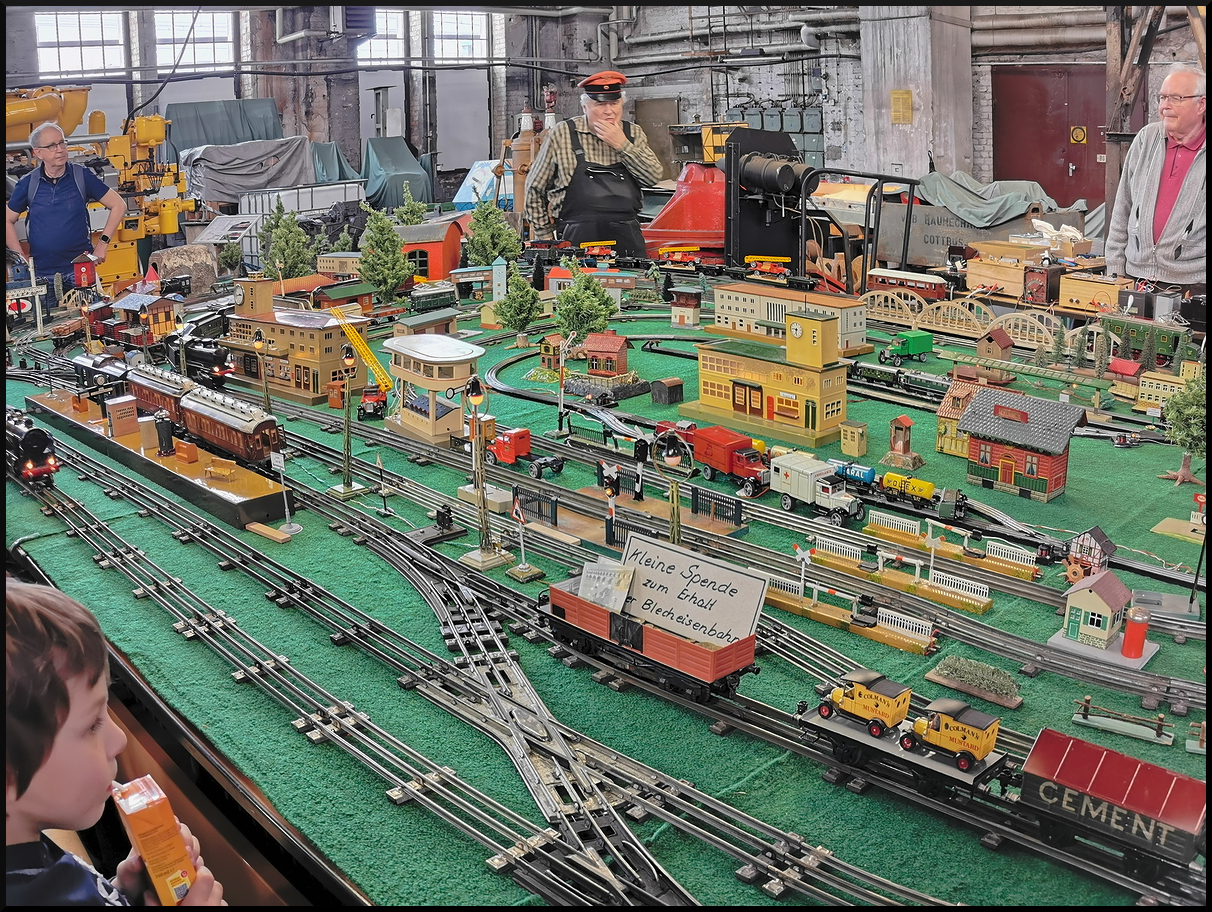 Beim 17.Dresdner Dampfloktreffen war auch eine kleine Modellbahnanlage in Spur 1 aufgebaut. Es ist die Nostalgieanlage von Bernd Birndt,hier staunten alle wie schön Modelle aus Blech gefertigt sein können. Am 12.04.2025 konnte mit etwas Weitwinkel ein größerer Teil der Anlage fotografiert werden.