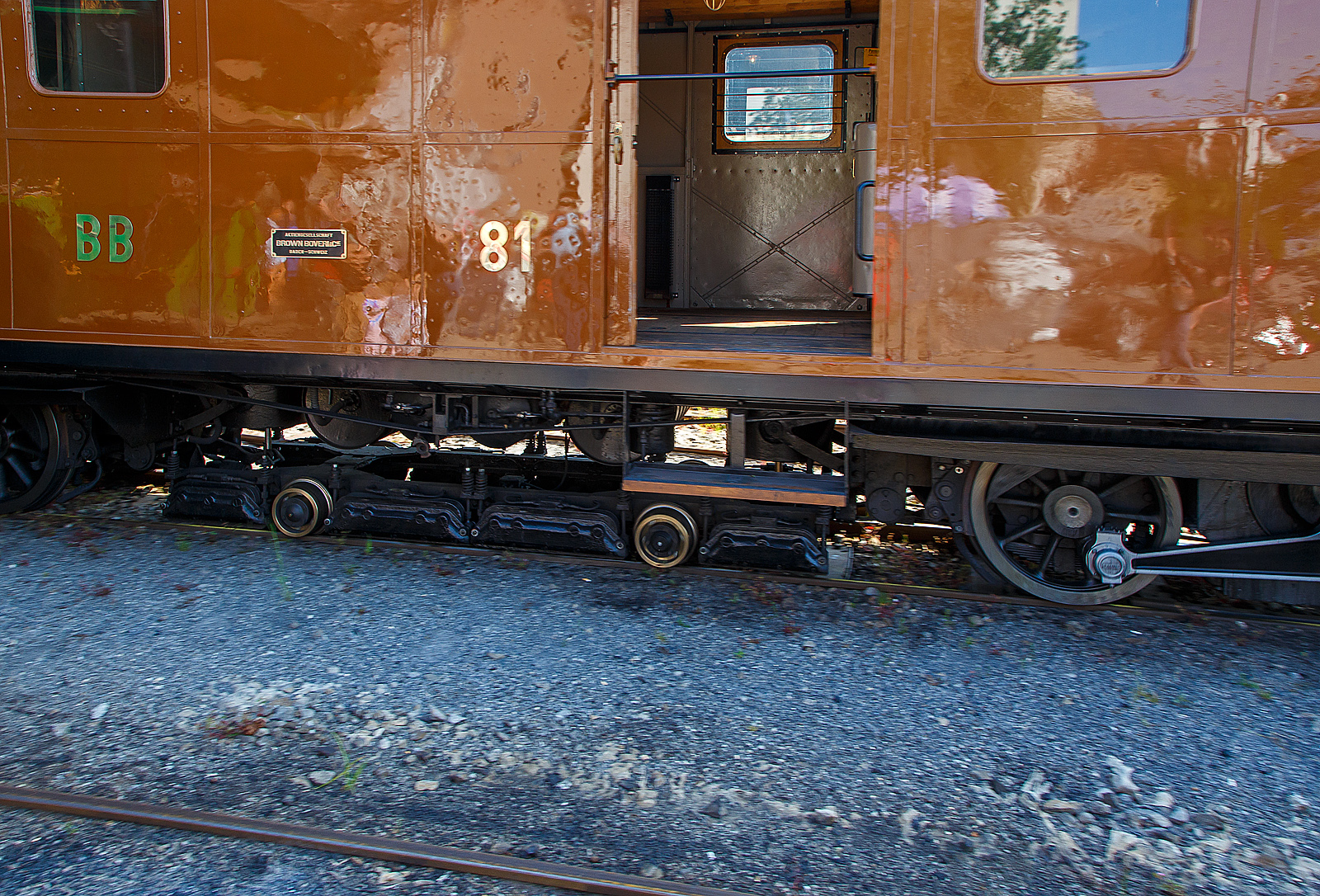 Berninabahn BB Ge 4/4 81, ex RhB Ge 4/4 181, ex BB Ge 4/4 81, ex BB Ge 6/6 81, heute der Museumsbahn Blonay–Chamby am 27. 05.2023 beim Umsetzen im Bahnhof Blonay. Hier ein Detailbild von dem Bremsgestell mit der elektromagnetischen Schienenbremse und den zwei kleinen Achsen. 