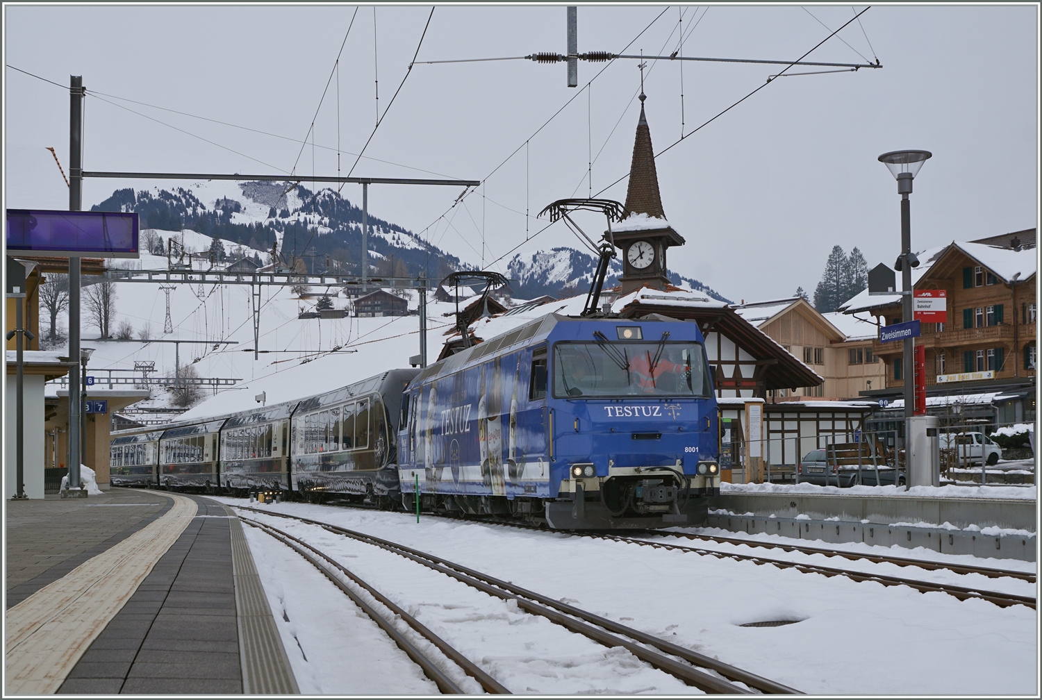 Bisher war das hübschen Türmchen des Bahnhofs von Zweisimmen als Hintergrund Normalspurfahrzeugen vorbehalten, doch mit den neuen GPX Goldenpass Zügen von Montreux nach Interlaken Ost zeigen sich nun auch MOB Ge 4/4 (Serie 8000) hier. Die MOB Ge 4/4 8001 ist mit ihrem GPX GoldenPass Express 4068 von Montreux nach Interlaken in Zweisimmen angekommen und wird nun der BLS Lok die Weiterführung des bereits umgespurten Zuges überlassen. 

15. Dezember 2022