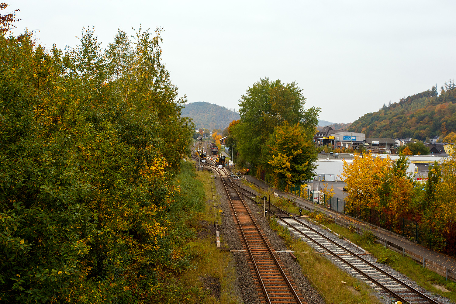 Blick auf den Bahnhof Herdorf und die Baustelle in Blickrichtung Betzdorf am Mittag des 12 Oktober 2025. Die Weichen 25 und 26 sind beide eingebaut, müssen noch eingeschottert werden, zurzeit haben die Gleisbauarbeiter aber ihre wohlverdiente Mittagspause. 

Übrigens hier kann man deutlich die Grenze der Streckenkassen der Bahnstrecke Betzdorf–Herdorf-Haiger „Hellertalbahn“ (KBS 462). Bis kurz hinter der Weiche 27, zum Gleisanschluss des Rangierbahnhofs der KSW (Betriebsstätte Freien Grunder Eisenbahn KSW NE447 / DB-Nr. 9275), ist die Streckenkasse D4 (Achslast 22,5 t / Meterlast 8,0 t/m). Links ab der ersten Stahlschwelle hinter der Weiche hat die Strecke in Richtung Haiger dann die Streckenkasse CE (Achslast 20,0 t / Meterlast 8,0 t/m). Rechs das Gleis ab der Gleissperre ist das Anschlussgleis der KSW (Kreisbahn Siegen-Wittgenstein) und gehört auch der KSW. 

Was ich nicht verstehe das man in Deutschland Bahnstecken wieder, für sehr hohe Kosten, reaktiviert. Was ich auch gut finde, aber hier würde ich mir einen Ausbau auf komplett D4 wünschen. Auch eine Elektrifizierung der Strecke oder gar eine Reaktivierung des zweiten Gleises der 36 Kilometer langen Strecke, könnte ich mir vorstellen, die Strecke war früher ja zweigleisig. Dann müsste der Güterverkehr nicht den Umweg über Siegen machen. 
