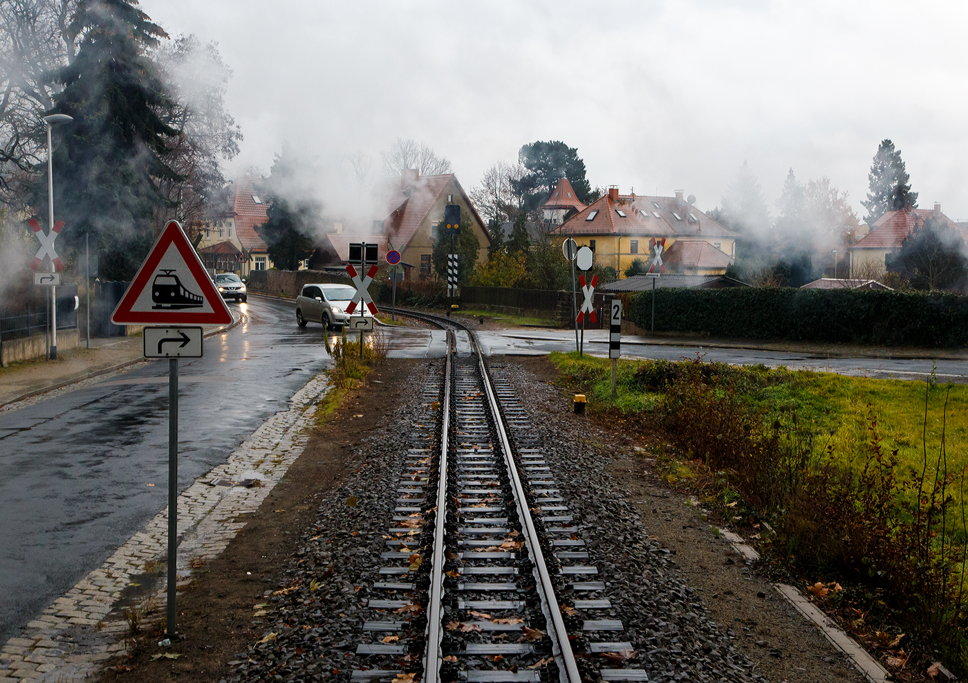 Blick auf die Strecke der sächsischen Schmalspurbahn Radebeul Ost - Moritzburg - Radeburg in der Spurweite von 750 mm (KBS 509, 12501) am 07.12.2022, hier in Radebeul bei der Pestalozzistraße / Steinbachstraße nahe der Meißner Straße. Betrieben wird die Bahn von der SDG - Sächsische Dampfeisenbahngesellschaft mbH. Für die Strecke wird heute auch die von der DB AG 1998 vergebene Marketingbezeichnung Lößnitzgrundbahn verwendet. Umgangssprachlich wird sie dagegen meist als Lößnitzdackel (kurz auch Dackel) oder früher Grundwurm bezeichnet.