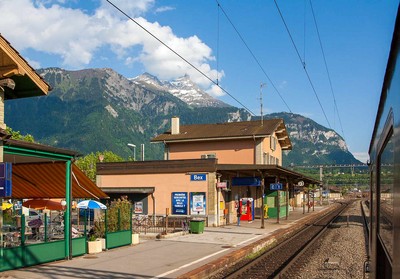 Blick aus unseren SBB Zug heraus am 28 Mai 2012 auf dem Bahnhof Bex, damals konnte man die Fenster noch ffnen. 