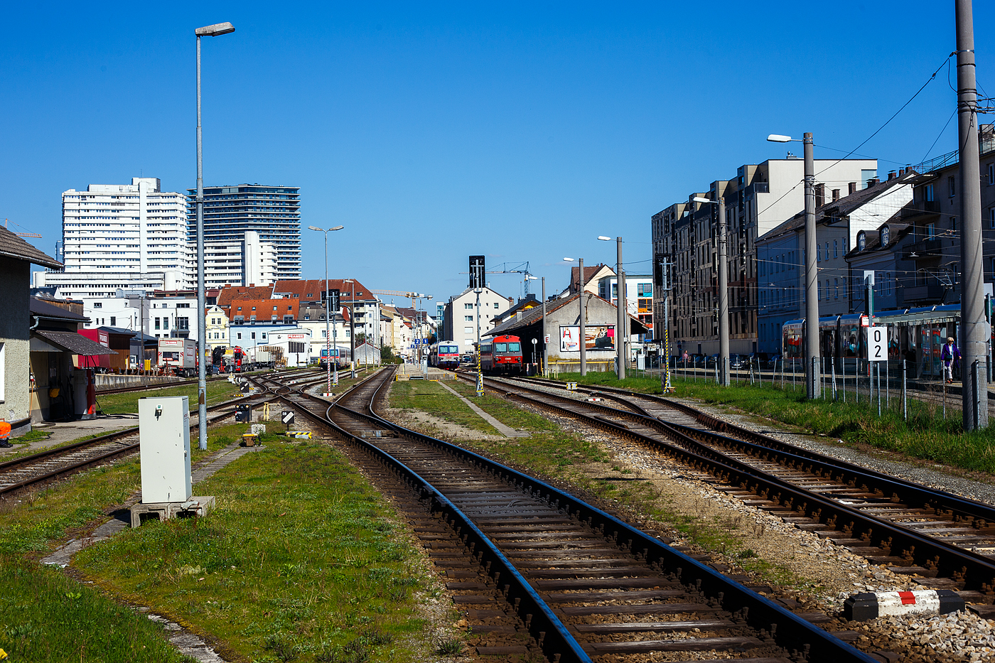 Blick vom Gehweg der Landgutstra�e auf den Bahnhof Linz Urfahr am 04 April 2025. Rechts die Stra�enbahnhaltestelle Landgutstra�e, die Endhaltestelle der Linie 3 und 4 der Stra�enbahn der Linz AG, sowie Haltestelle der Linie 50 (P�stlingbergbahn). 

Der Bahnhof Linz Urfahr, auch M�hlkreisbahnhof genannt, wurde am 18. Oktober 1888 er�ffnet. Er liegt im Stadtteil Urfahr der ober�sterreichischen Landeshauptstadt Linz und ist Ausgangspunkt der M�hlkreisbahn, einer Nebenbahn nach Aigen-Schl�gl.

Im Bahnhofsgeb�ude befindet sich ein Warteraum mit einem nicht mehr benutzten Fahrkartenschalter. Daf�r wurde ein Fahrkartenautomat vor der Gleisseite des Bahnhofgeb�udes gestellt. Au�erdem gibt es eine Fahrdienstleitung und ein �ffentliches WC. Am Bahnhofsgel�nde befindet sich au�erdem eine kleine B�ckerei-Filiale, die sich in einem eigenen Geb�ude befindet. 

Infrastruktur:
Der Bahnhof der von der �sterreichischen Bundesbahnen (�BB) betrieben wird, ist mit drei Hauptgleisen mit einer maximalen Nutzl�nge von 193 m, f�nf Abstellgleisen f�r den Personenverkehr, einem Ladegleis sowie einem Abstellgleis samt Tankstelle f�r Lokomotiven, Triebwagen und Triebz�ge ausgestattet. Ein Abstellgleis ist mit einer Vorheizanlage f�r Z�ge versehen. Zwischen den Gleisen 1 und 4 befindet sich ein Mittelbahnsteig, das Gleis nahe dem Aufnahmegeb�ude ist auch noch mit einem Bahnsteig ausgestattet, welcher aber nicht mehr f�r den Personenverkehr ben�tzt wird.

Der Fahrdienstleiter im Bahnhof Linz Urfahr ist neben dem Bahnhof auch f�r die Steuerung des Zugverkehrs auf der gesamten 57,784 km langen Strecke der M�hlkreisbahn (KBS 142) bis nach Aigen-Schl�gl zust�ndig. Von 1900 bis 2015 war der Bahnhof auch Endpunkt der Linzer Verbindungsbahn, die die M�hlkreisbahn mit dem �brigen Eisenbahnnetz verband. Seit Dezember 2015 ist die Verbindungsbahn zwischen den Bahnh�fen Linz Urfahr und Linz Hauptbahnhof au�er Betrieb, die M�hlkreisbahn wurde damit zu einem Inselbetrieb. Am Bahnhofostkopf (hinten in der Bildmitte) wurde ein Prellbock aufgestellt. Etwas weiter �stlich des Prellbocks befindet sich noch das Mattengleis der Verbindungsbahn, sodass nach Abbau des Prellbocks dort Schienenfahrzeuge auf Stra�enfahrzeuge verladen werden k�nnen.

Bis 2015 war, �ber die eingleisige Linzer Verbindungsbahn nach Linz Verschiebebahnhof-West und weiter zum Linzer Hauptbahnhof, die M�hlkreisbahn mit der Westbahn verbunden. Diese Verbindung wurde nur f�r den G�terverkehrs und Betriebsfahrten verwendet, personenbef�rdernde Z�ge hatten jedoch stets in Linz Urfahr ihren Ausgangs- oder Endpunkt. Im Personenverkehr sind der M�hlkreisbahnhof und der Hauptbahnhof durch die Stra�enbahnlinien 3 und 4 der Linz Linien verbunden. 
