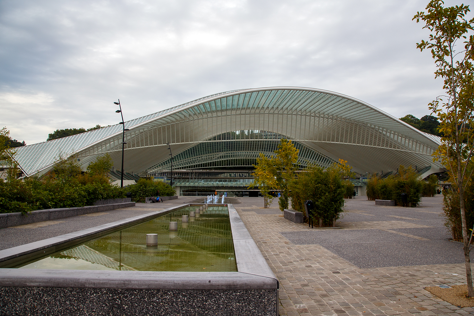 Blick vom Vorplatz auf den Eingang vom Bahnhof Liège-Guillemins (Bahnhof Lüttich-Guillemins) am 03 Oktober 2015.