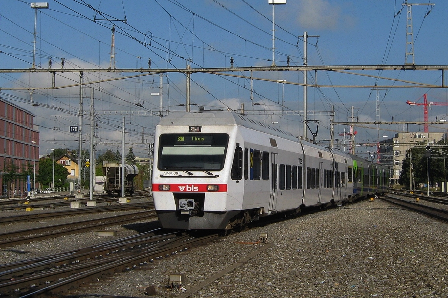 BLS 525 138 treft am 15 September 2011 in Thun ein.