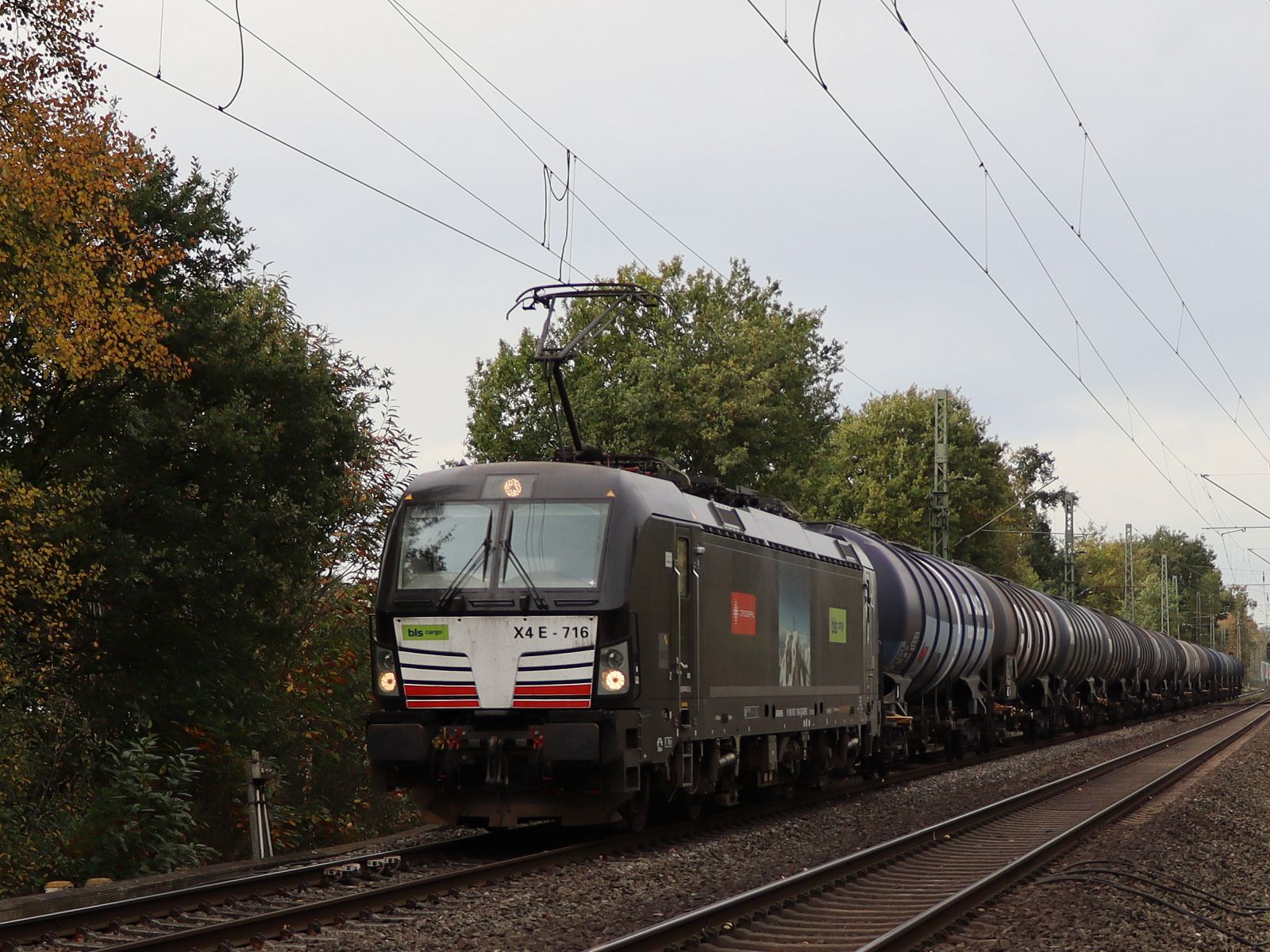 BLS Cargo Lokomotive 193 716-8  (91 80 6193 716-8 D-DISPO) Mietlok MRCE Grenzweg, Hamminkeln 03-11-2022.

BLS Cargo locomotief 193 716-8  (91 80 6193 716-8 D-DISPO) gehuurd van MRCE Grenzweg, Hamminkeln 03-11-2022.