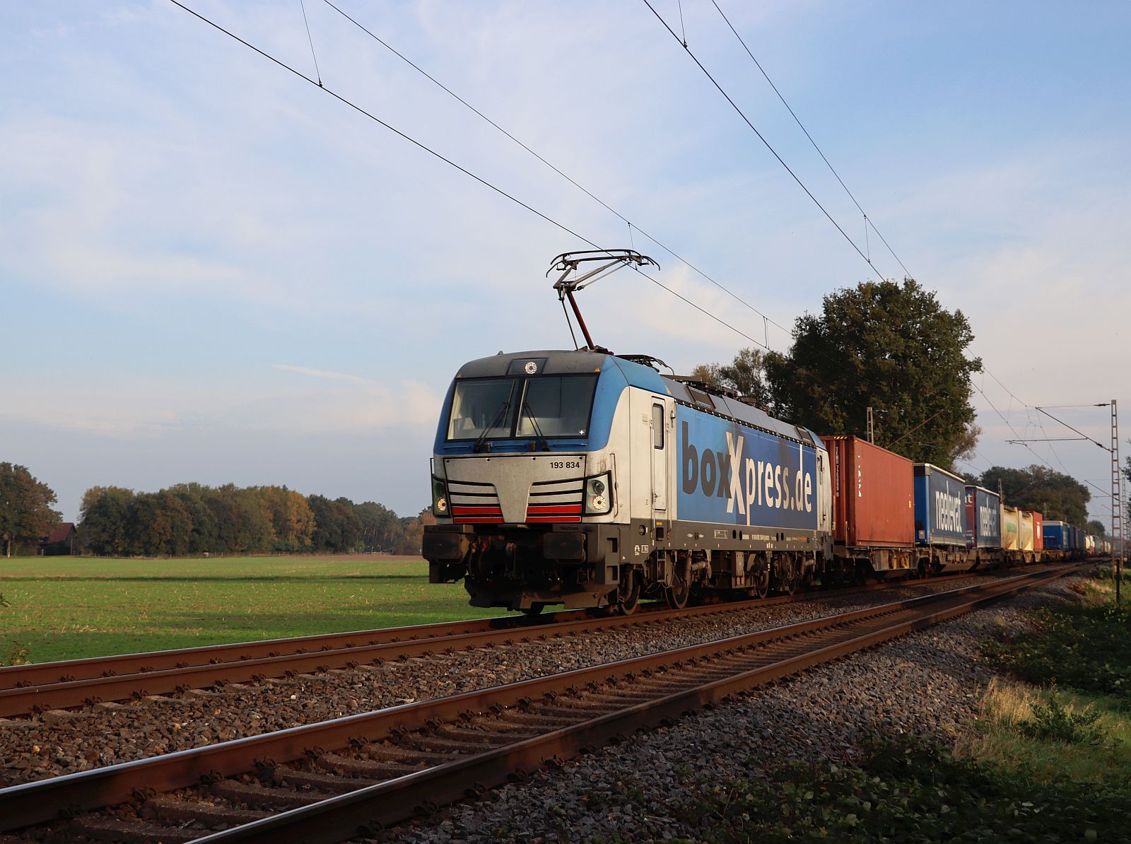 BoxXpress Lokomotive 193 834-9 (91 80 6193 834-9 D-BOXX) bei Bahn�bergang Wasserstrasse, Hamminkeln 18-10-2024.

BoxXpress locomotief 193 834-9 (91 80 6193 834-9 D-BOXX) bij overweg Wasserstrasse, Hamminkeln 18-10-2024.