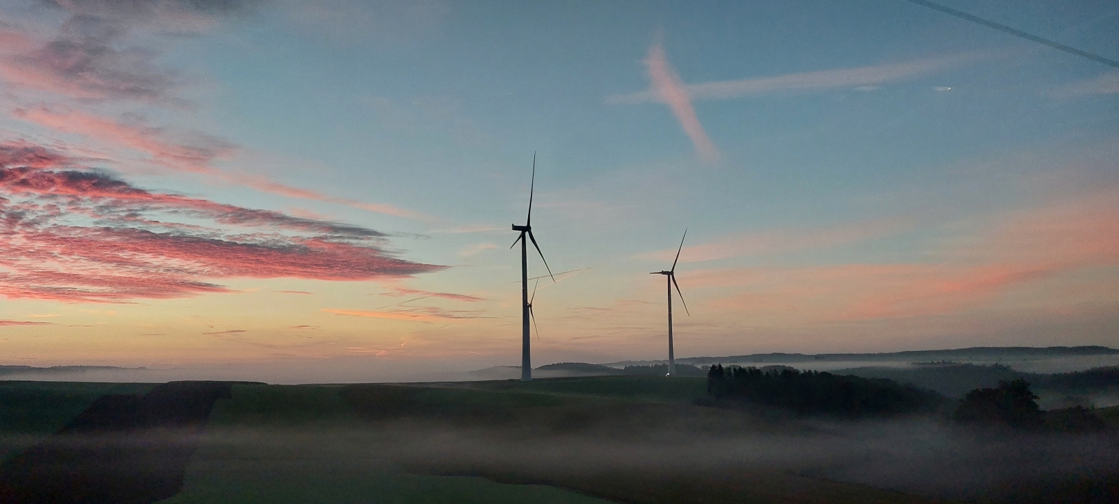 Busfahrt in den Sonnenaufgang. Auf der Fetsch h�ngen die Nebelschwaden �ber den Bergt�lern und die Wolken leuchten in voller Farbenpracht. 06.10.2023 (Jeanny)
