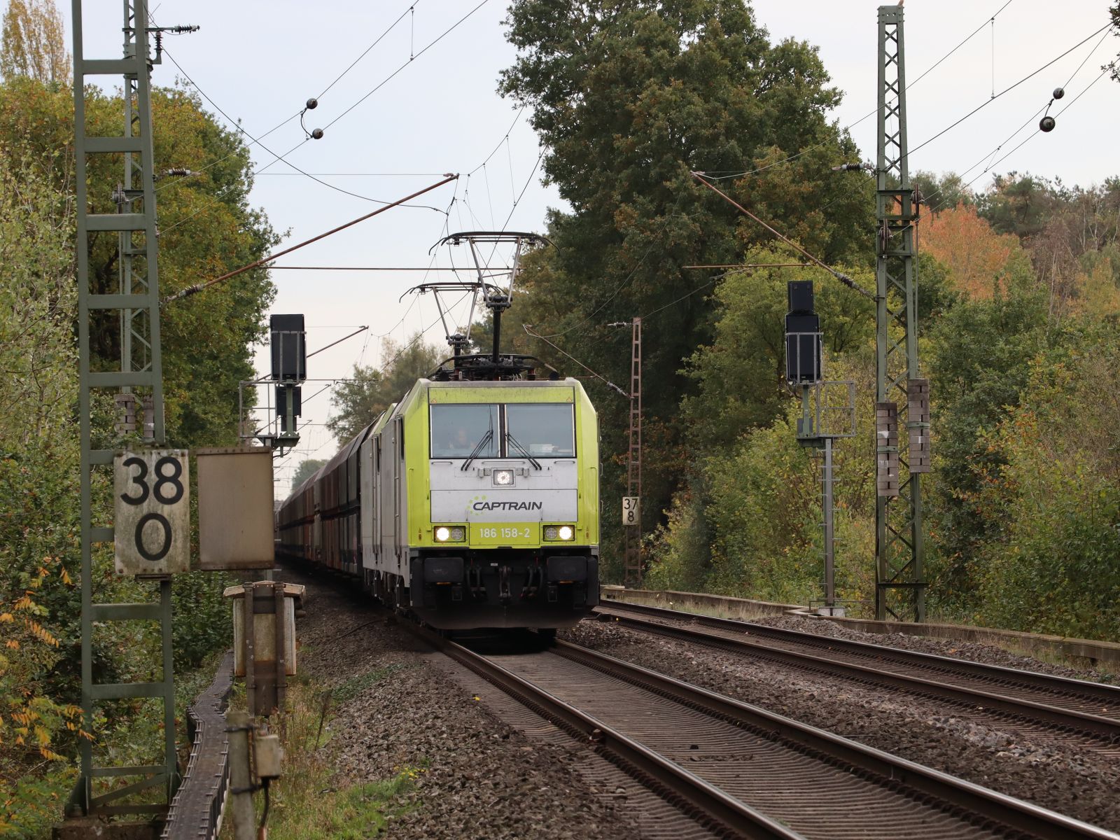 Captrain Lokomotive 186 158-2 (91 80 6186 158-2 D-CCW) mmit Schwesterlok Grenzweg, Hamminkeln 03-11-2022.

Captrain locomotief 186 158-2 (91 80 6186 158-2 D-CCW) met zusterloc Grenzweg, Hamminkeln 03-11-2022.