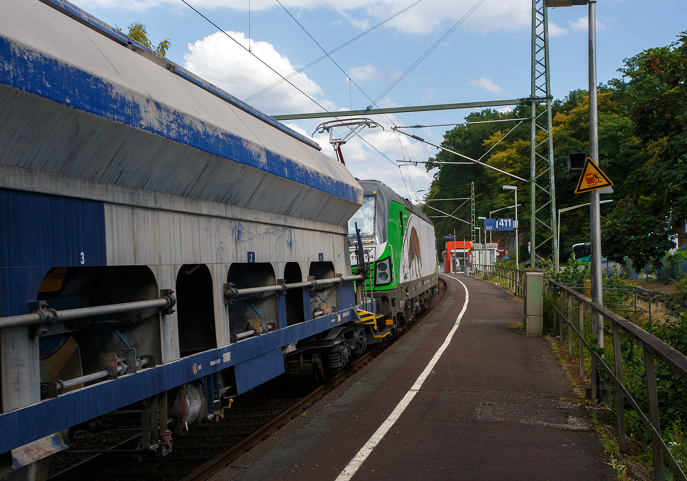 Da bin ich noch mit dem einem Güterzug beschäftigt, da kommt schon ein Gegenzug. Die sehr neue an die SETG - Salzburger Eisenbahn TransportLogistik GmbH vermietete SIEMENS Vectron MS 7193 104 „Der Fuchs“ (91 80 7193 104-5 D-ATLU) der Alpha Trains Belgium N.V. fährt am 21 August 2025 mit einem Kalkzug (Wagen der Gattung Tads) durch den Bahnhof Scheuerfeld/Sieg in Richtung Siegen.

Die Multisystemlokomotive Siemens Vectron MS wurde 2025 von SIEMENS Mobilitiy in München-Allach unter der Fabriknummer 23858 gebaut. Sie wurde in der Variante MS A54 ausgeführt und hat so die Zulassungen und Länderpakete für Deutschland, Österreich, Belgien, die Niederlande, Tschechien, die Slowakei, Ungarn, Rumänien und Polen. Für Serbien (SRB), Bulgarien (BG) und Kroatien (HR) sind auch Zulassungen vorgesehen, aber ist z.Z. noch durchgestrichen.

So besitzt die Variante MS A54 folgende Zugsicherungssysteme: ETCS BaseLine 3, sowie für Deutschland (PZB90 / LZB80 (CIR-ELKE I)), für Österreich (ETCS Level 1 mit Euroloop, ETCS Level 2, PZB90 / LZB80), für Belgien (ETCS L1, ETCS L2, TBL1+), für die Niederlande (ETCS Level 1, ETCS Level 2, ATB-EGvV), für Tschechien und die Slowakei (LS (Mirel)), für Ungarn (ETCS Level 1, EVM (Mirel)), für Polen (SHP) und für Rumänien, Serbien, Bulgarien und Kroatien (PZB90).

