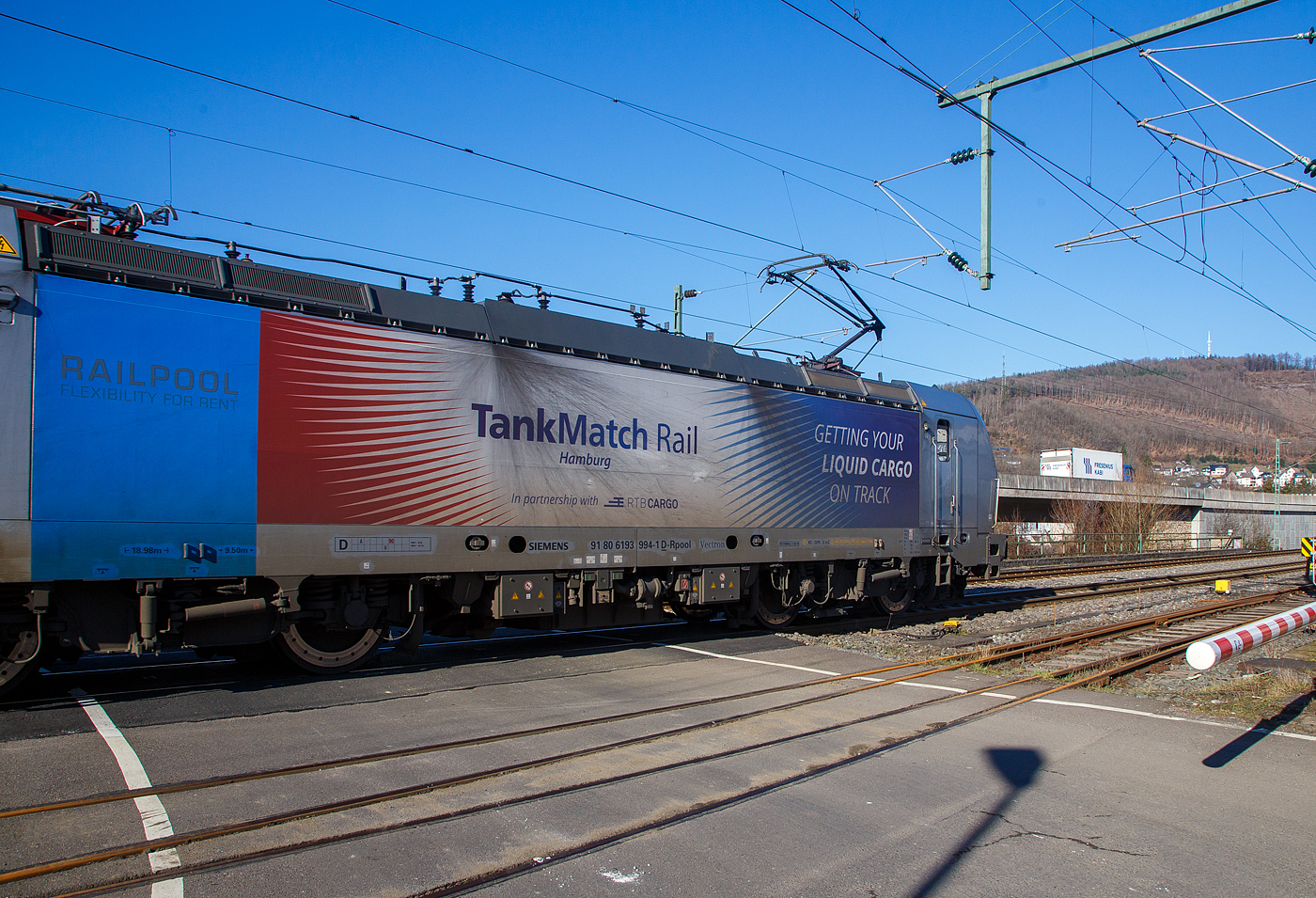 Da ich sie nicht anders bekam, hier als Detail...
Die beiden an die RTB CARGO GmbH vermietete SIEMENS Vectron AC 193 994-1 (91 80 6193 994-1 D-Rpool) am 14.02.2023 in Niederschelden.

Die Vectron AC wurde 2019 von Siemens Mobilitiy in Mnchen-Allach unter der Fabriknummer 22682 gebaut. Diese Vectron Lokomotive ist als AC – Lokomotive (Wechselstrom-Variante) mit 6.400 kW konzipiert und zugelassen fr Deutschland, sterreich. Ungarn und Rumnien (D/A/H), sie hat eine Hchstgeschwindigkeit von 200 km/h. Eine Zulassung fr Rumnien (RO) wurde noch nicht erlangt, RO ist durchgestrichen. 