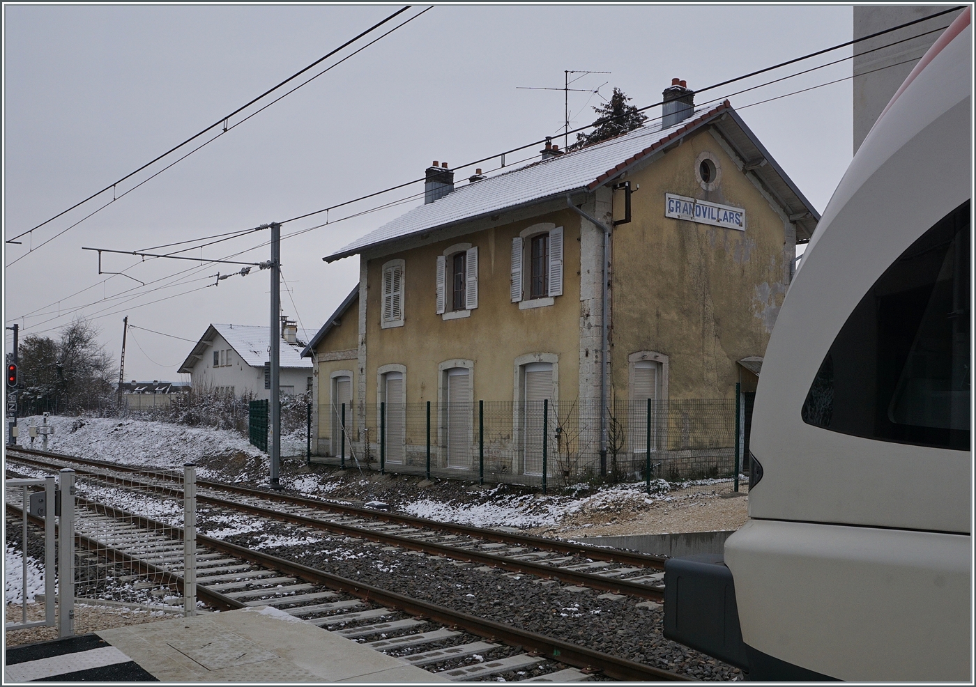 Das alte Bahnhofsgebäude von Grandvillars. Heute (3.11.25) ist dort ein Atelier untergebracht. 

11. Jan. 2019