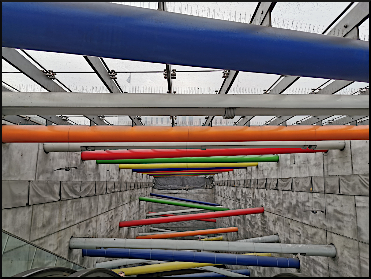 Das Bild zeigt den oberen Dachbereich des S-Bahnhof Leipzig Bayrischer Bahnhof, der mit verschiedenfarbigen Röhren verziert wurde und so dem Reisenden auf der langen Rolltreppe ein bisschen was fürs Auge zeigt. Aufgenommen wurde vor der Fahrt mit der S-Bahn Mitteldeutschland zum Hauptbahnhof am 12.04.2025.