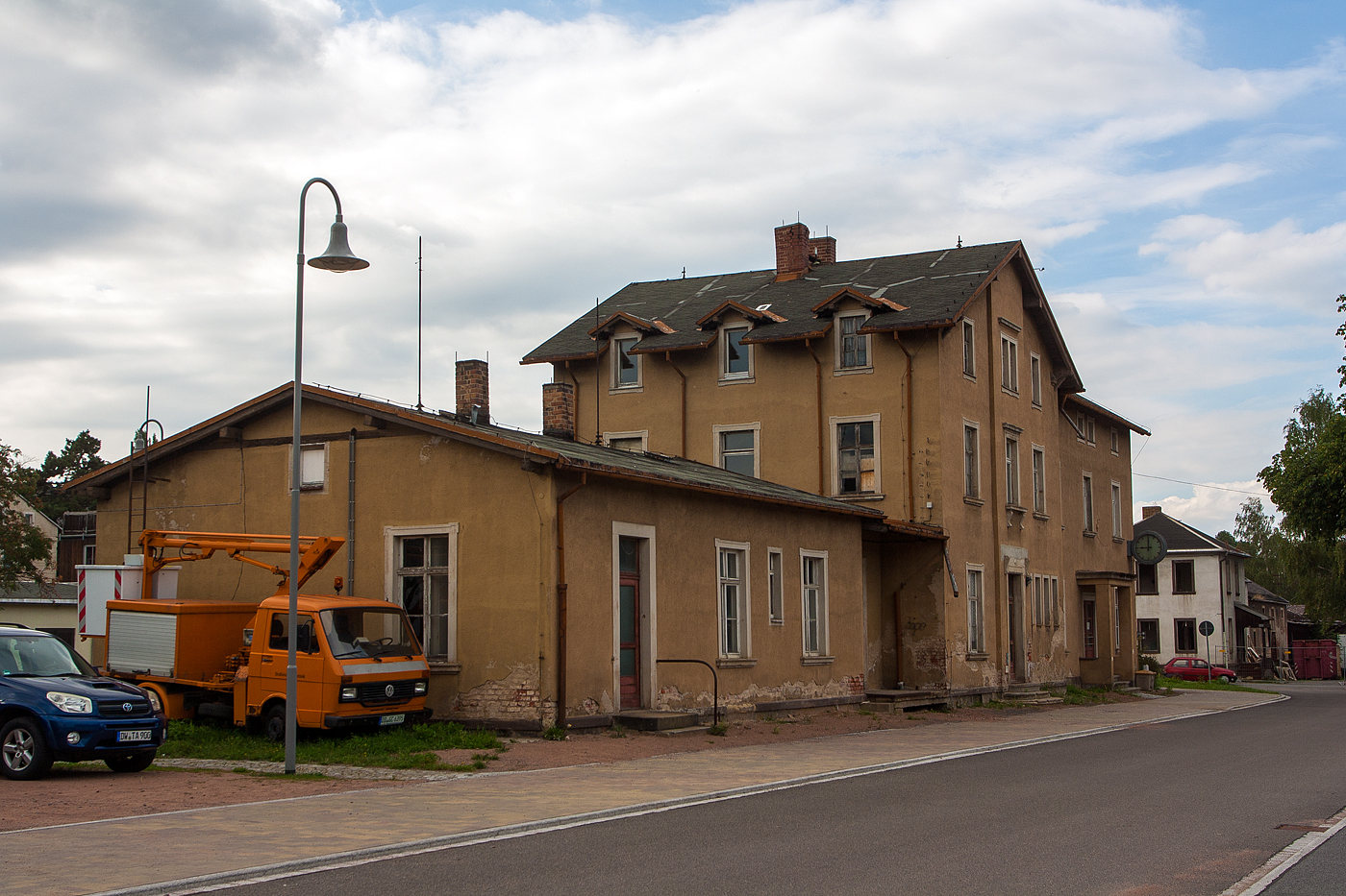 Das Empfangsgebäude vom Dippoldiswalde der Weißeritztalbahn (Osterzgebirge) von der Straßenseite, hier am 26 August 2013.

Dippoldiswalde, umgangssprachlich Dipps) ist eine Große Kreisstadt im Landkreis Sächsische Schweiz-Osterzgebirge in Sachsen. Die Stadt ist zentral im Osterzgebirge gelegen und befindet sich etwa 20 Kilometer südlich von Dresden auf halbem Weg zwischen der Grenze zu Tschechien und der Landeshauptstadt. 

Seit 1882 ist Dippoldiswalde ans Eisenbahnnetz angeschlossen. In diesem Jahr wurde die in 750-mm-Schmalspur ausgeführte Weißeritztalbahn nach Schmiedeberg eröffnet, ein Jahr später folgte die Verlängerung bis Kipsdorf. Nach dem verheerenden Jahrhunderthochwasser 2002 war die Weißeritztalbahn eingestellt. Der Wiederaufbau wurde 2007 begonnen, seit dem 14. Dezember 2008 ist der Abschnitt zwischen Freital-Hainsberg und Dippoldiswalde und seit dem 17. Juni 2017 bis Kurort Kipsdorf wieder in Betrieb.