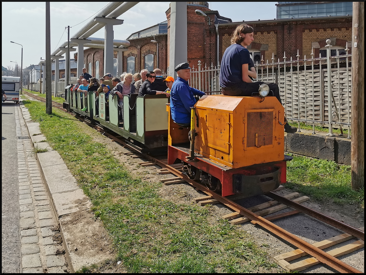 Das Feldbahnmuseum Herrenleite kam mit seiner mobilden Anlage zum 17. Dresdner Dampfloktreffen. Neben den Personenwagen waren an den Zugenden eine Feldbahnlok als Zuglok im Einsatz. Damit die Loks nicht entgleisten musste eine Mitarbeiterin der Feldbahn als  Gewicht  auf der Lok mitfahren. Für 1,-- EUR konnte man so zwischen den vorderen und Museumseingang mitfahren. Am 12.04.2025 wurde eine der Pendelfahrten vom vorderen Eingang zum Eingang des Eisenbahnmuseum an der Zwickauer Str Höhe Haus 4 fotografiert.
---
Falls jemand Infos zur Feldbahnlok hat, bitte melden. Danke.