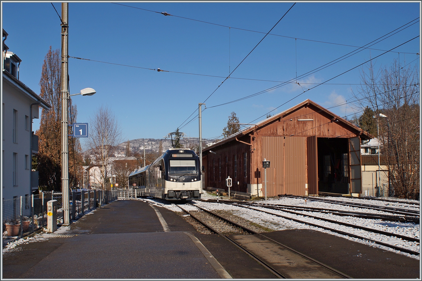 Das Motiv des Bildes ist nicht etwa der auf Gleis 1 eintreffende CEV MVR ABeh 2/6 7508, sondern das offene Tor des Lokschuppens bzw. dessen Bedeutung: die He 2/2 ist mit dem Xrot 91 im Einsatz auf der Strecke zum Les Pléiades. Da ich in der Folge auf dne Zug musse (Arbeit) hatte ich keine Gelegenheit den He 2/2 mit dem Xrot 91 zu fotografieren.

19 Jan. 2024