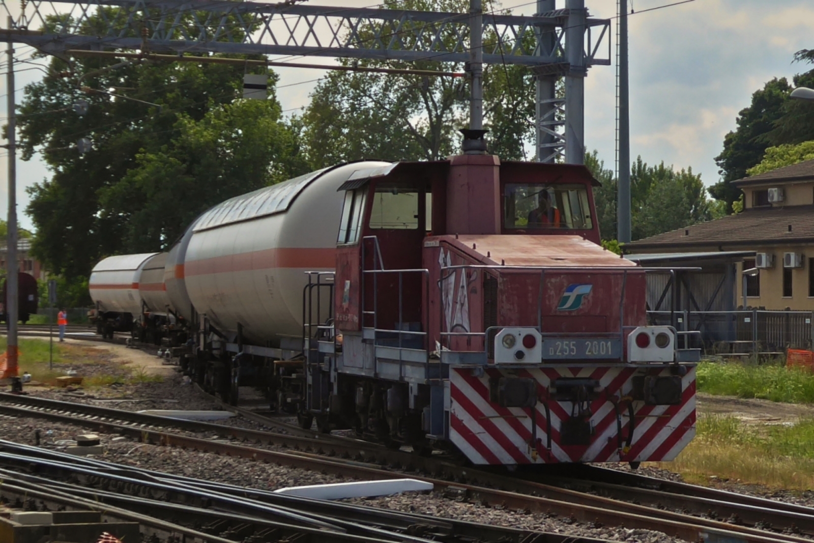 Das Ziehen der Kesselwagen klappte im Bahnhof von Ferreara, aber das zur�ckschieben ist zu schwer f�r Diesellok D 255 2001, Hilfe naht. 05.2025