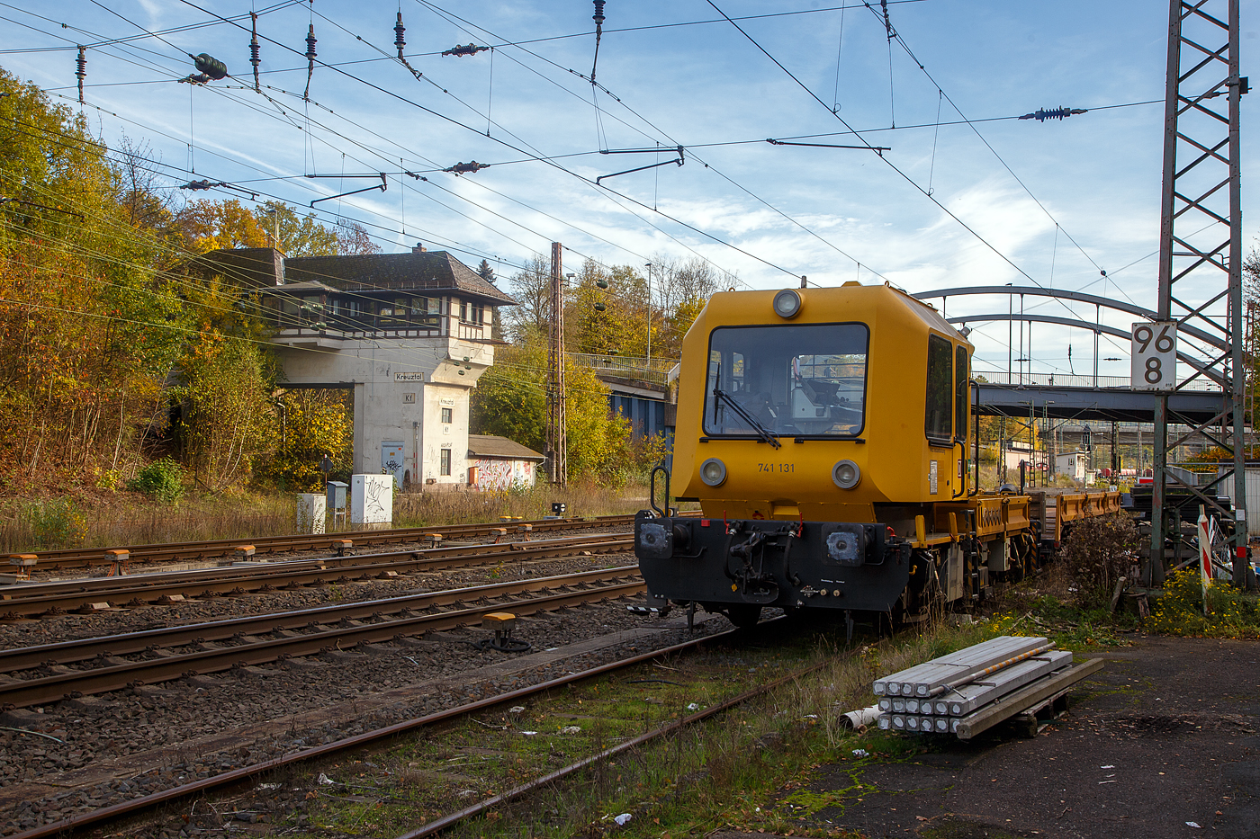 DB 741 131 ein Gleisarbeitsfahrzeug GAF 100 R (Schweres Nebenfahrzeug Nr. 99 80 9420 037-0, ex 97 17 50 011 18-3) mit Gleiskraftwagenanhänger H27 (Schweres Nebenfahrzeug Nr. D-DB 99 80 9750 390-3, ex 35.1.049), beide von der DB Netz AG, abgestellt am 30.10.2022 in Kreuztal.

Das GAF 100 R wurde 1996 von GBM (Gleisbaumechanik Brandenburg/H. GmbH) unter der Fabriknummer 52.1.124 gebaut, es hat die EBA Nummer EBA 96 P01 N023.

Das Gleisarbeitsfahrzeuge GAF 100 R ist ein Nebenfahrzeug das von der Firma GBM Gleisbaumechanik Brandenburg/H. GmbH gebaut wurde. Mit ihm können Personen (zur Mitfahrt sind 6 Personen zugelassen), Material und Ausrüstungen befördert werden können. Zudem hat es einen Palfinger PK 9001 Kran.

Der Antrieb des zweiachsigen Fahrzeuges erfolgt von einem 6 Zylinder, wassergekühlten MAM D 0826 LOH 07 Dieselmotor mit 169 kW (230 PS) Leistung über Lastschaltwendegetriebe auf die Radsatzgetriebe.

Technische Daten GAF:
Achsfolge: B
Länge über Puffer: 9.100 mm
Achsabstand: 4.800 mm
Treibraddurchmesser: 750 mm (neu)
Höchstgeschwindigkeit: 100 km/h
Eigengewicht: 16 t
Zul. Anhängelast: 40 t / (80 t mit Regelzugeinrichtung Hg 60 km/h)
Nutzlast : 5,0 t
Zur Mitfahrt zugel. Personen: 6
Der Antrieb des zweiachsigen Fahrzeuges erfolgt von einem 6 Zylinder, wassergekühlten MAN D 0826 LOH 07 Dieselmotor mit 169 kW (230 PS) Leistung über Lastschaltwendegetriebe auf die Radsatzgetriebe.

Der H 27 (Anhänger zu GAF 100) wurde 1994 von der GBM (Gleisbaumechanik Brandenburg/H. GmbH) unter der Fabriknummer 35.1.049 gebaut.

Der GBM beschreibt dieses Fahrzeug wie folgt:
Der Anhänger H 27 wurde im Zusammenhang mit den Nebenfahrzeugen der Gleisbaumechanik Brandenburg entwickelt und ist in Ladeflächenhöhe, Kupplungsausführung sowie Energie - und Pneumatikanschlüssen diesen angepasst. Eine Anpassung an weitere Gerätesysteme ist nach Kundenwunsch möglich. Der Anhänger H 27 dient dem Transport von Baumaschinen, er ist aber auch gut für das Transportieren von Stückgut, Kleinteilen und Schienen geeignet. Der H 27 ist mit einem Paar einhängbarer Auffahrrampen ausgerüstet. Die Montage der Auffahrrampen kann mit 2 Personen realisiert werden. In seinen Abmessungen erfüllt er die Anforderungen nach EBO, Anlage 8. Der H 27 hat eine Spurweite von 1.435 mm. Der Fußboden des H 27 ist so dimensioniert, daß ein Befahren mit Gabelstaplern mit einer Radlast von 30 kN möglich ist. Zu den Fahrzeugenden hin ist der Fußboden geneigt ausgeführt. Dadurch verringert sich die Fußbodenhöhe von 1.000 mm über Schienenoberkante im mittleren Bereich auf 700 mm über Schienenoberkante. Durch angelegte Auffahrrampen ist es möglich, auf den H 27 mit Baumaschinen zu fahren.

Technische Daten Gleiskraftwagenanhänger:
Achsanzahl: 2
Achsabstand: 6.000 mm
Länge über Puffer: 9.750 mm
Höchstgeschwindigkeit: 100 km/h (vorgestellt 80 km/h)
Eigengewicht: 9,3 t
Zul. Anhängelast: 40 t
Nutzlast : 25,0 t