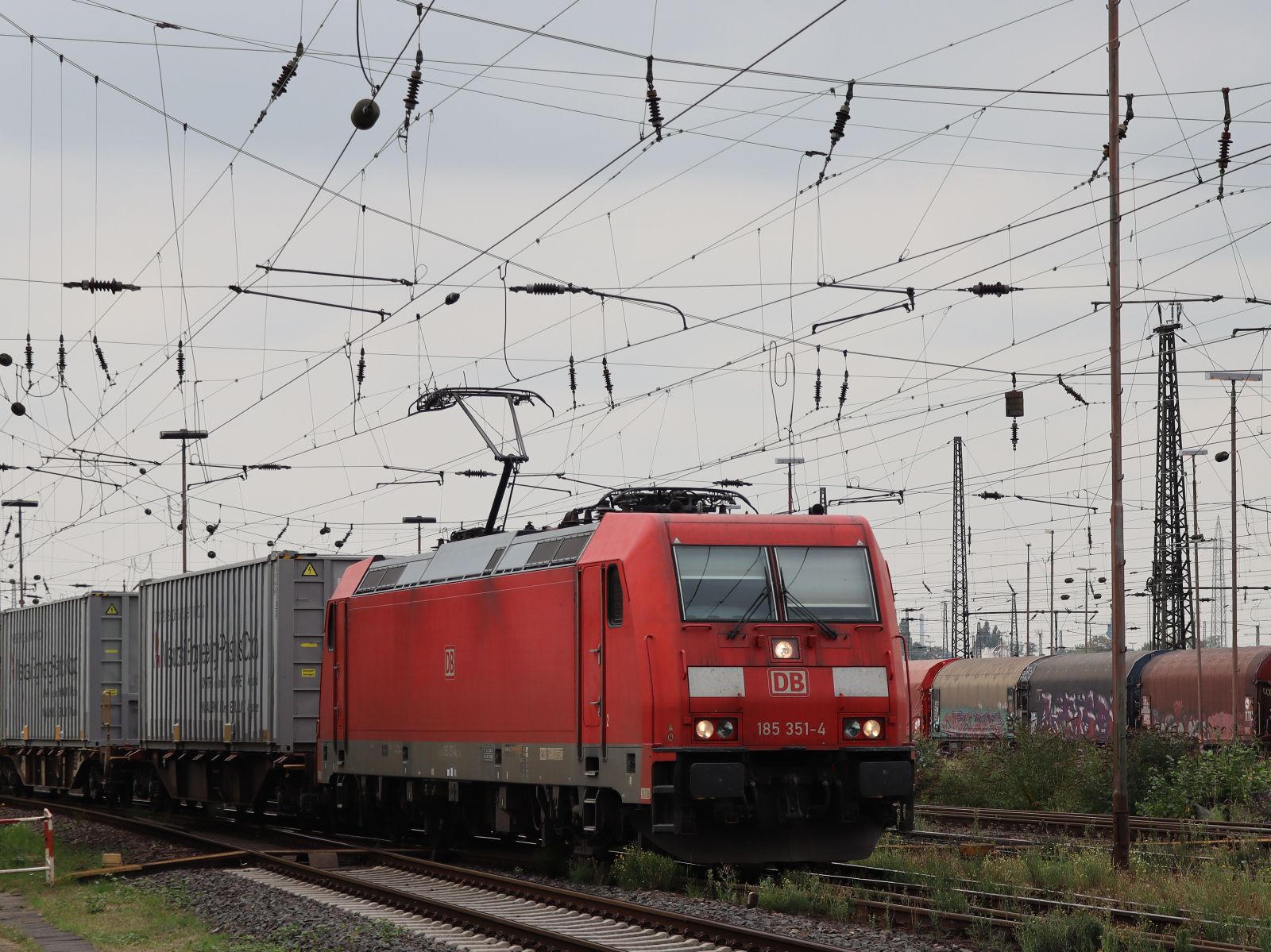 DB Cargo Lokmotive 185 351-4 Gterbahnhof Oberhausen West 18-08-2022.

DB Cargo locomotief 185 351-4 goederenstation Oberhausen West 18-08-2022.