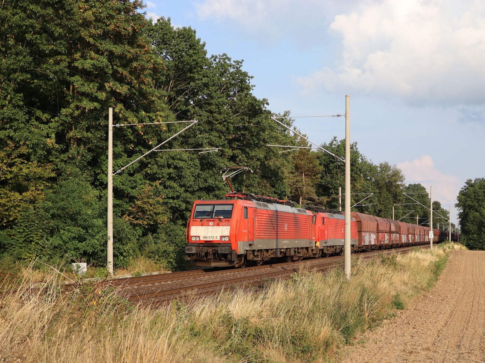 DB Cargo Lokmotive 189 072-2 mit Schwesterlok Felix-Lensing-Strae, Hthum 18-08-2022.

DB Cargo locomotief 189 072-2 met zusterloc Felix-Lensing-Strae, Hthum 18-08-2022.