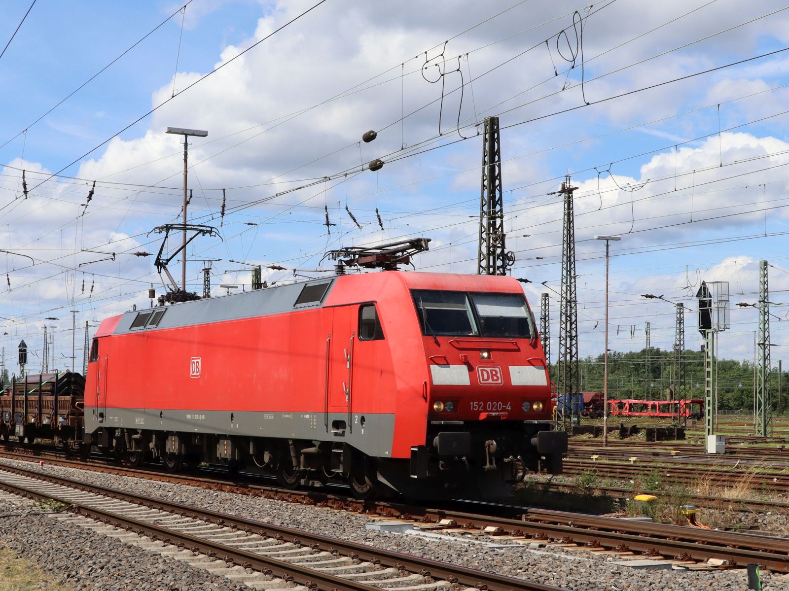 DB Cargo Lokomotive 152 020-4 Gterbahnhof Oberhausen West 11-07-2024.

DB Cargo locomotief 152 020-4 goederenstation Oberhausen West 11-07-2024.