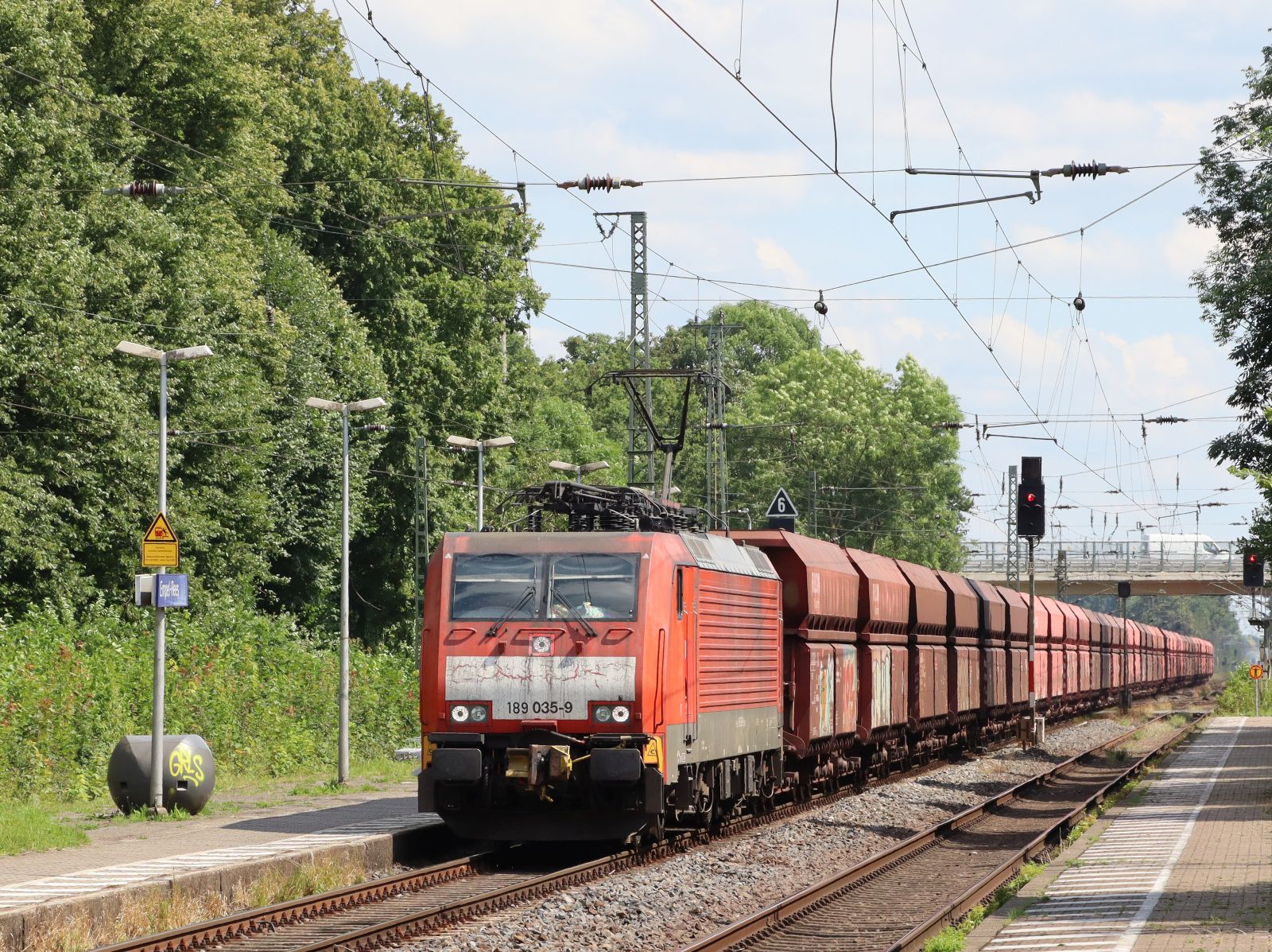 DB Cargo Lokomotive 189 035-9 Gleis 2 Bahnhof Empel-Rees 11-07-2024.

DB Cargo locomotief 189 035-9 spoor 2 station Empel-Rees 11-07-2024.