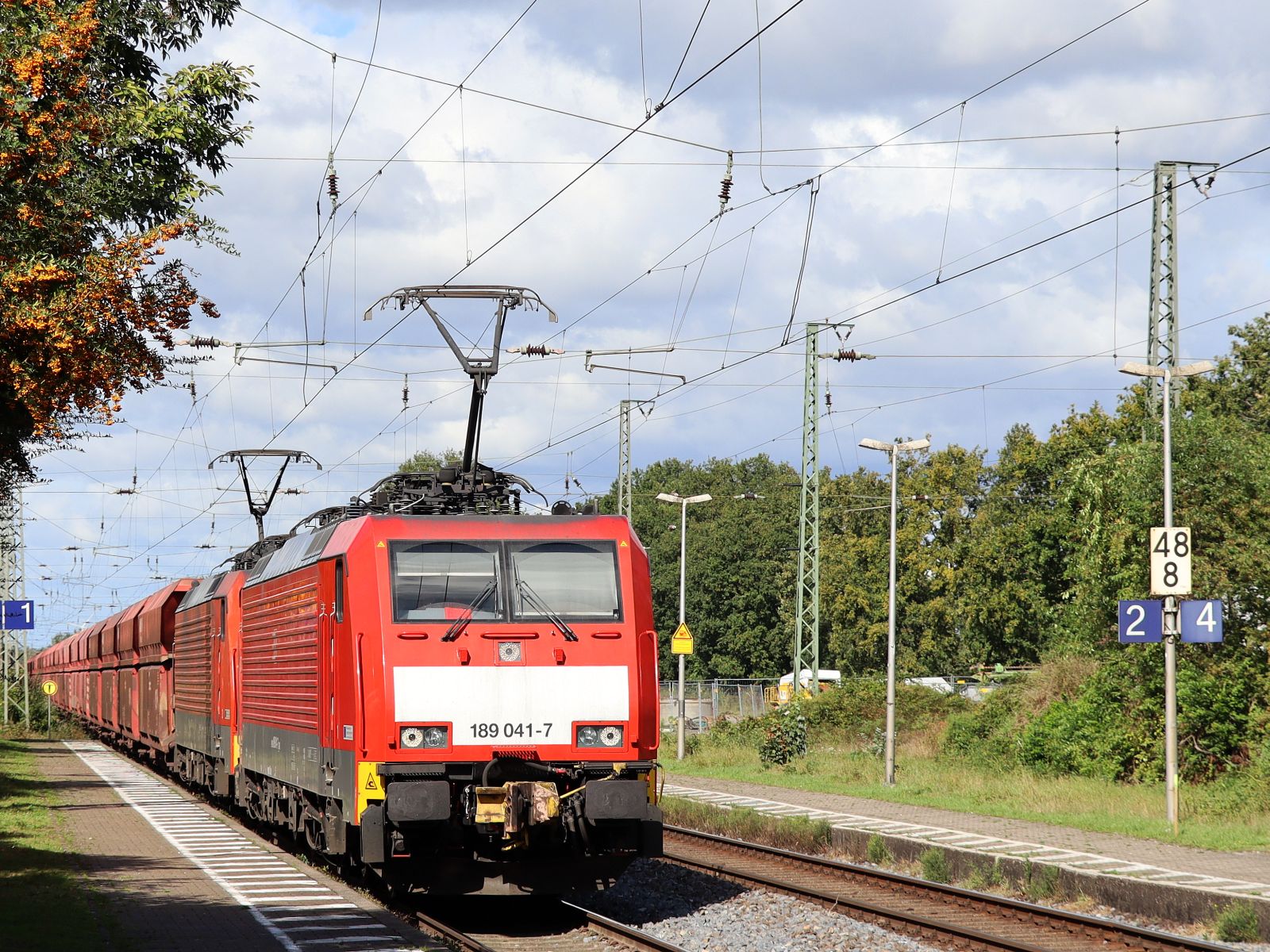 DB Cargo Lokomotive 189 041-7 und 189 036-7 durchfahrt Gleis 1 Bahnhof Empel-Rees 16-09-2022.

DB Cargo locomotief 189 041-7 en 189 036-7 doorkomst spoor 1 station Empel-Rees 16-09-2022.