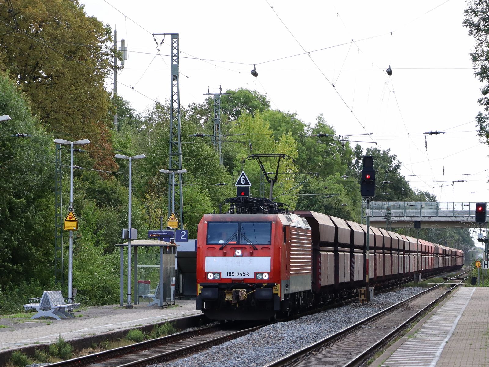 DB Cargo Lokomotive 189 045-8 Gleis 2 Bahnhof Empel-Rees 16-09-2022.

DB Cargo locomotief 189 045-8 spoor 2 station Empel-Rees 16-09-2022.