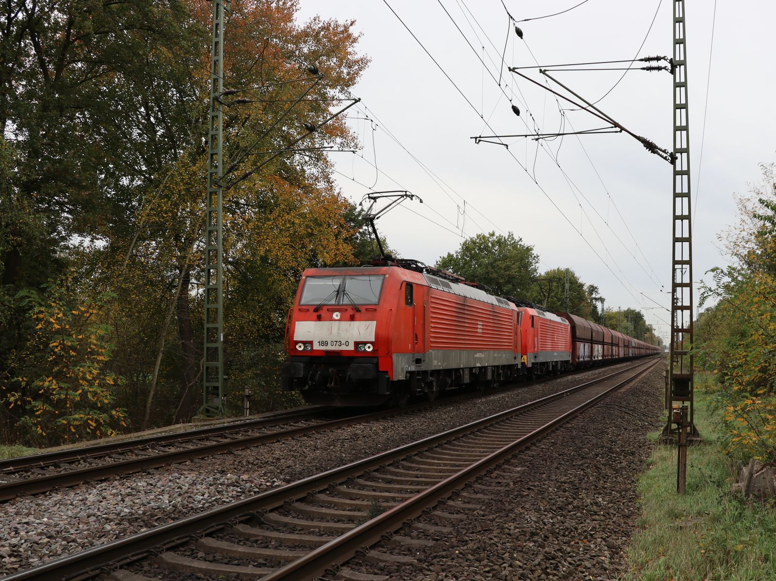 DB cargo Lokomotive 189 073-0 mit Schwesterlok Grenzweg, Hamminkeln 03-11-2022.

DB cargo locomotief 189 073-0 met zusterloc Grenzweg, Hamminkeln 03-11-2022.