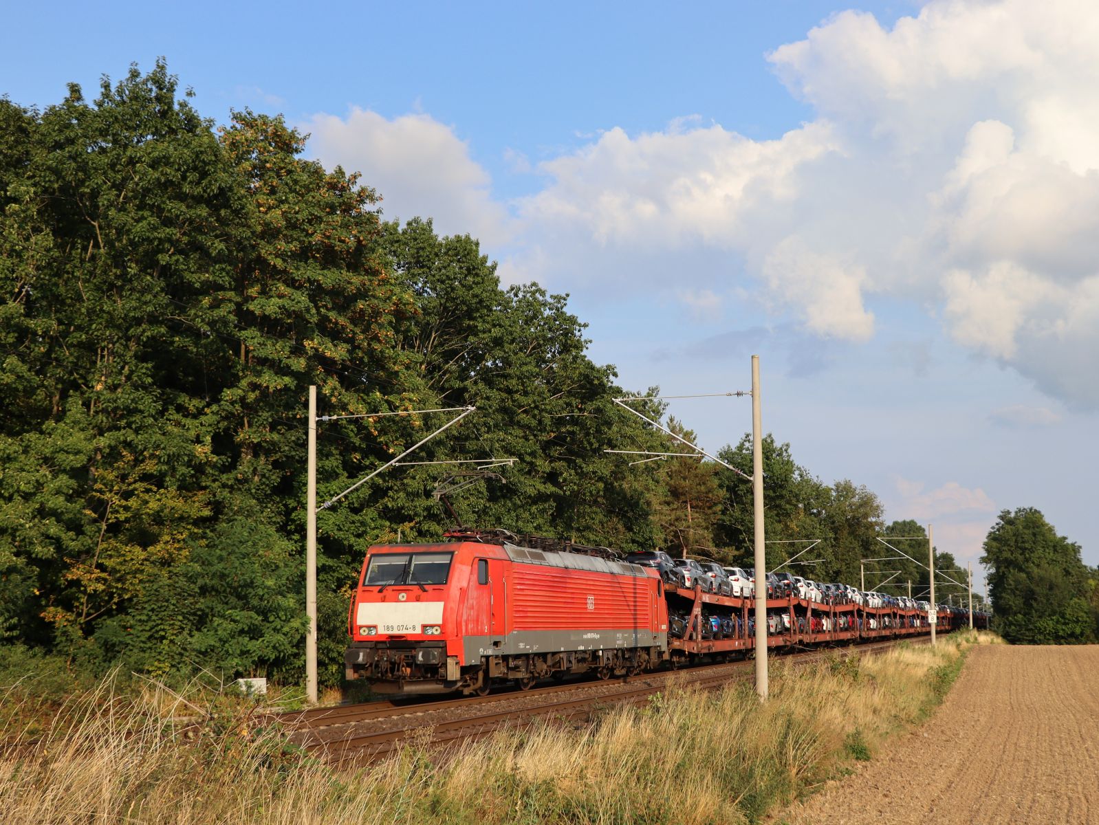 DB Cargo Lokomotive 189 074-8 Bahnbergang Felix-Lensing-Strae, Hthum  18-08-20

DB Cargo locomotief 189 074-8 overweg Felix-Lensing-Strae, Hthum  18-08-2022.