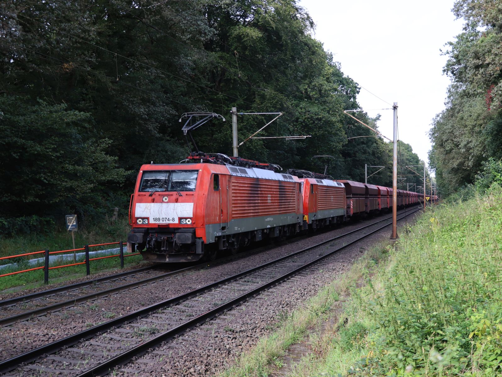 DB Cargo Lokomotive 189 074-8 mit Schwesterterlok. Bahn�bergang Auxiliatrixweg, Venlo 28-09-2023.

DB Cargo locomotief 189 074-8 mit zusterloc. Overweg Auxiliatrixweg, Venlo 28-09-2023.