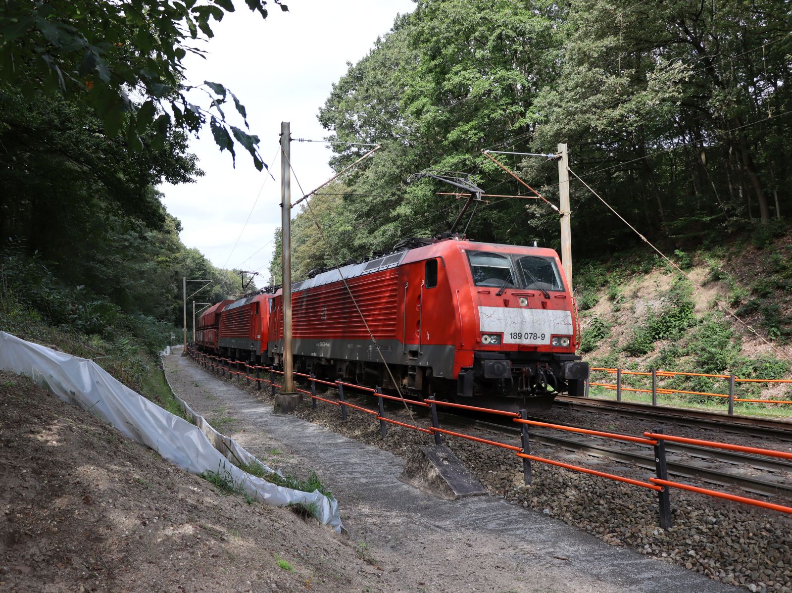 DB Cargo Lokomotive 189 078-9 mit Schwesterlok Bahnbergang Bovenste Molenweg, Venlo 28-09-2023.

DB Cargo locomotief 189 078-9 met zusterloc overweg Bovenste Molenweg, Venlo 28-09-2023.