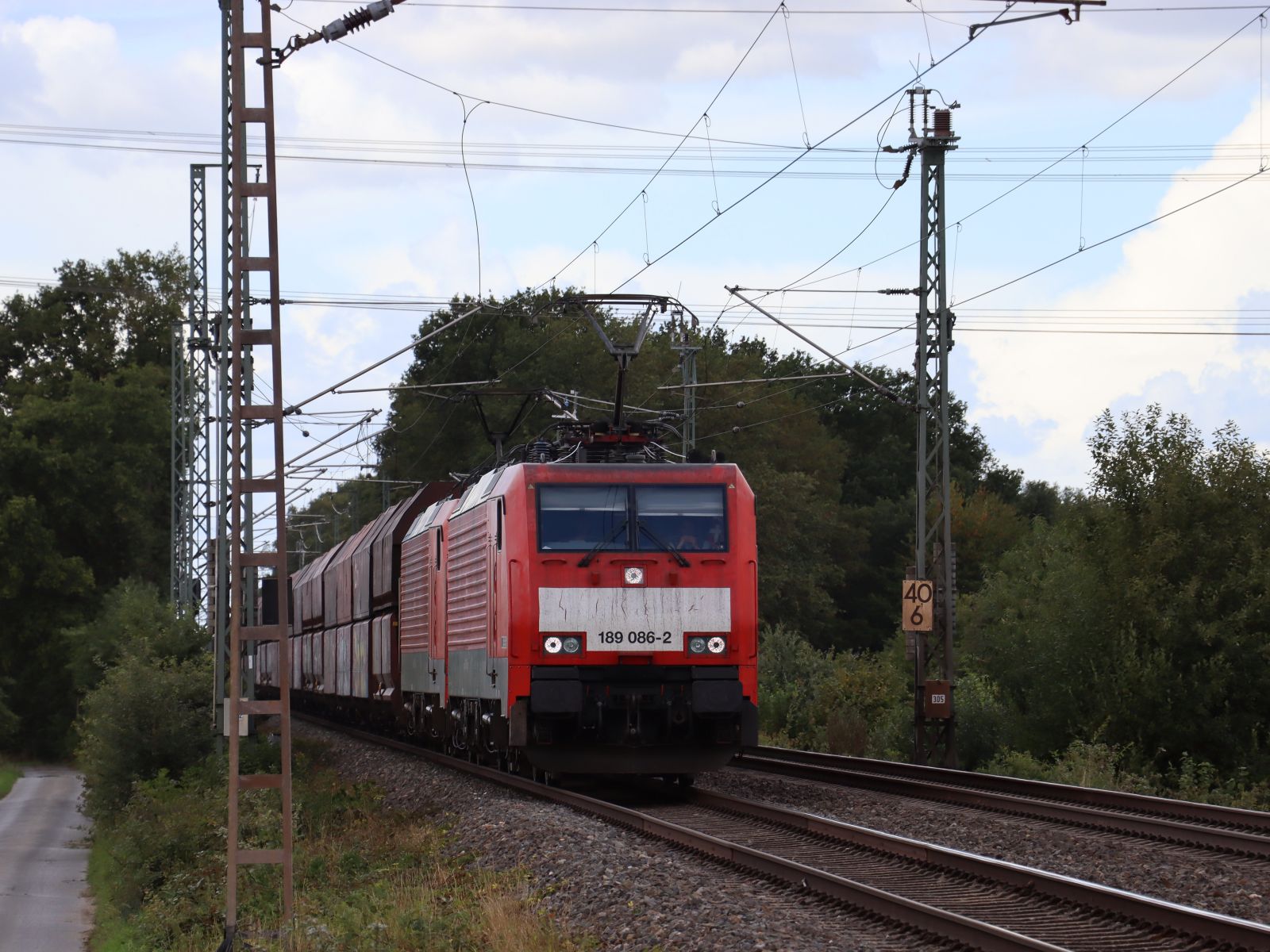 DB Cargo Lokomotive 189 086-2 mit Schwesterlok Wasserstrasse, Hamminkeln 16-09-2022.


DB Cargo locomotief 189 086-2 met zusterloc Wasserstrasse, Hamminkeln 16-09-2022.